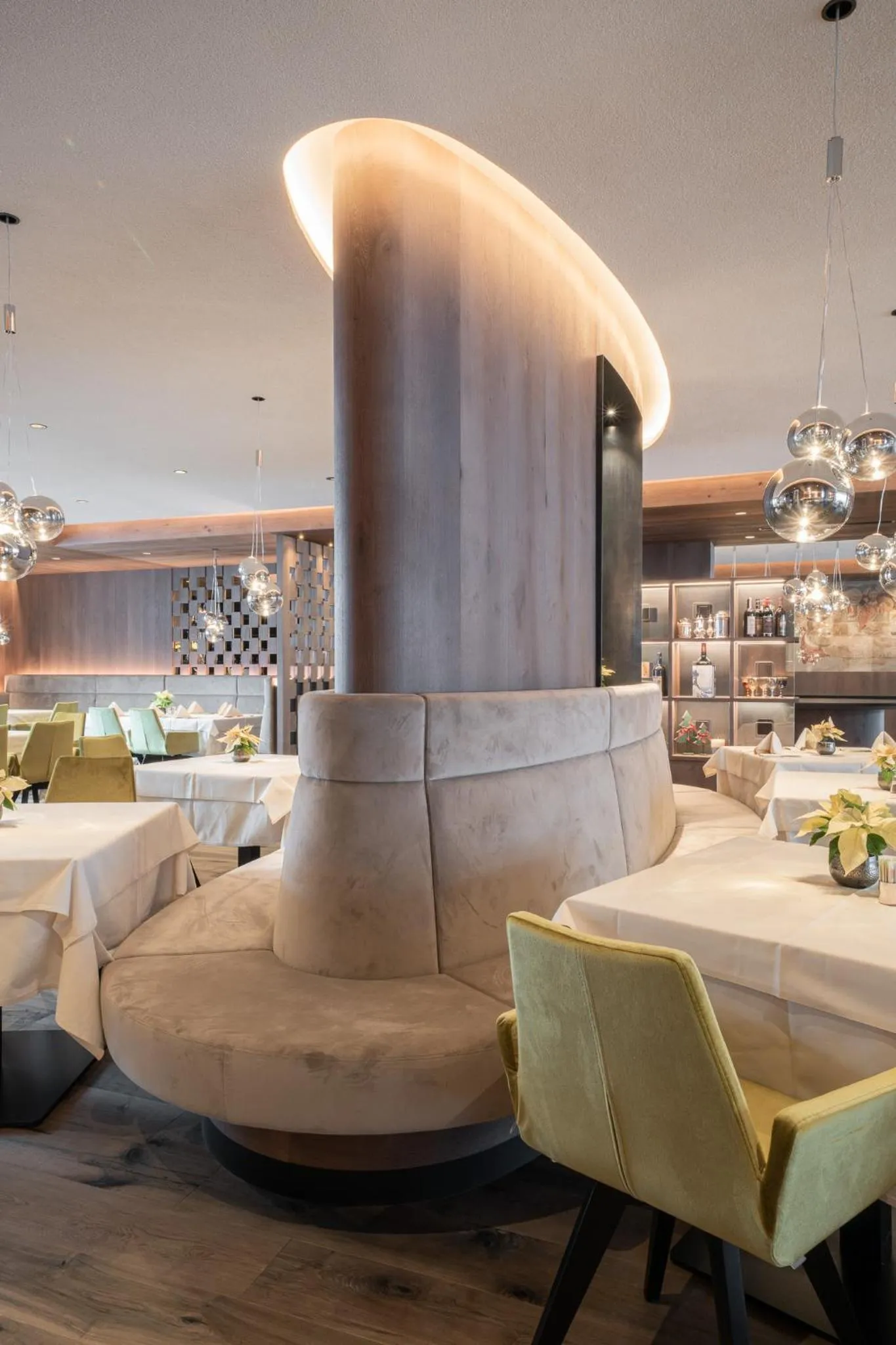 Restaurant/places to eat in Hotel Hell