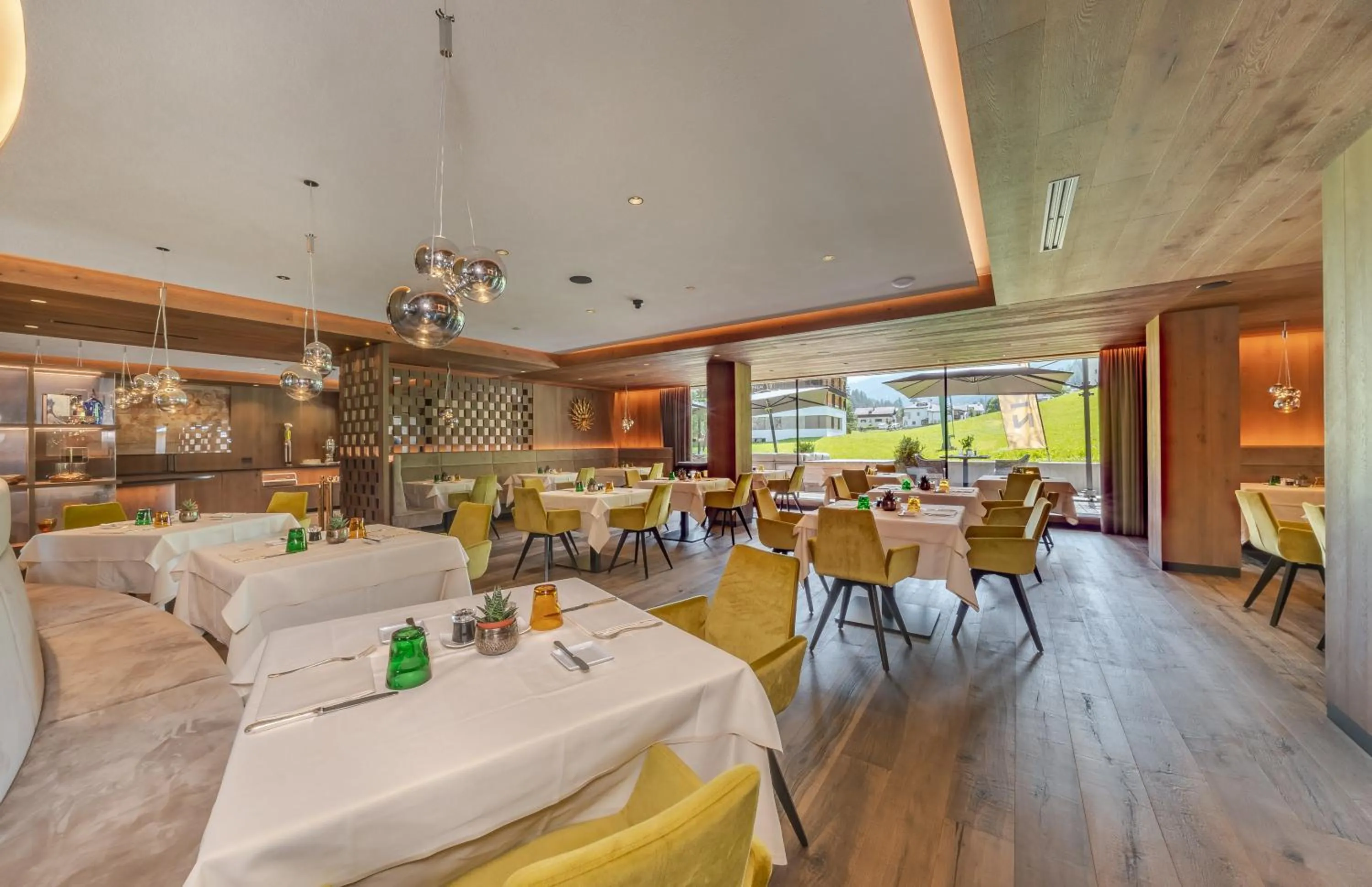 Restaurant/places to eat in Hotel Hell