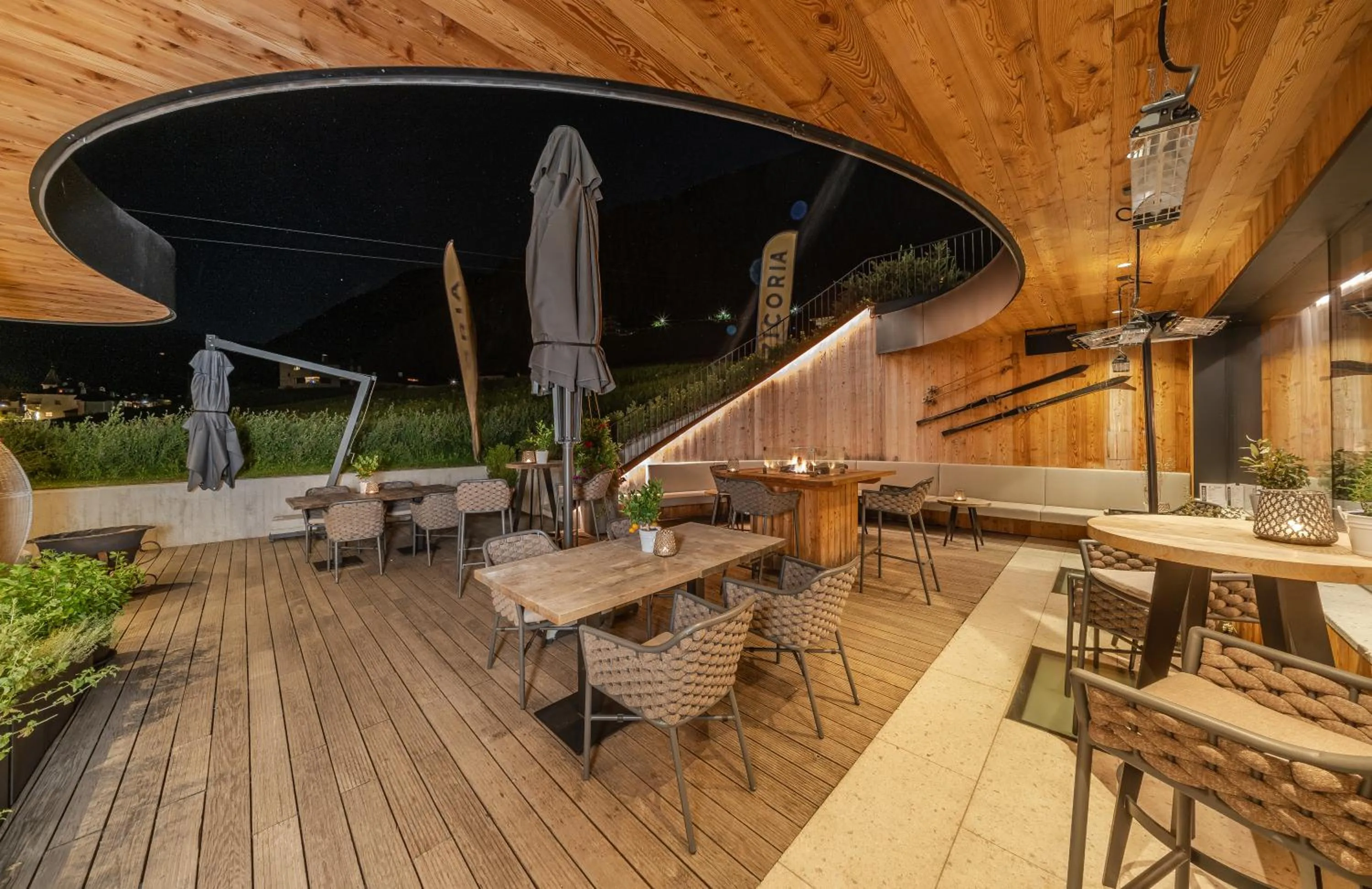 Restaurant/places to eat in Hotel Hell