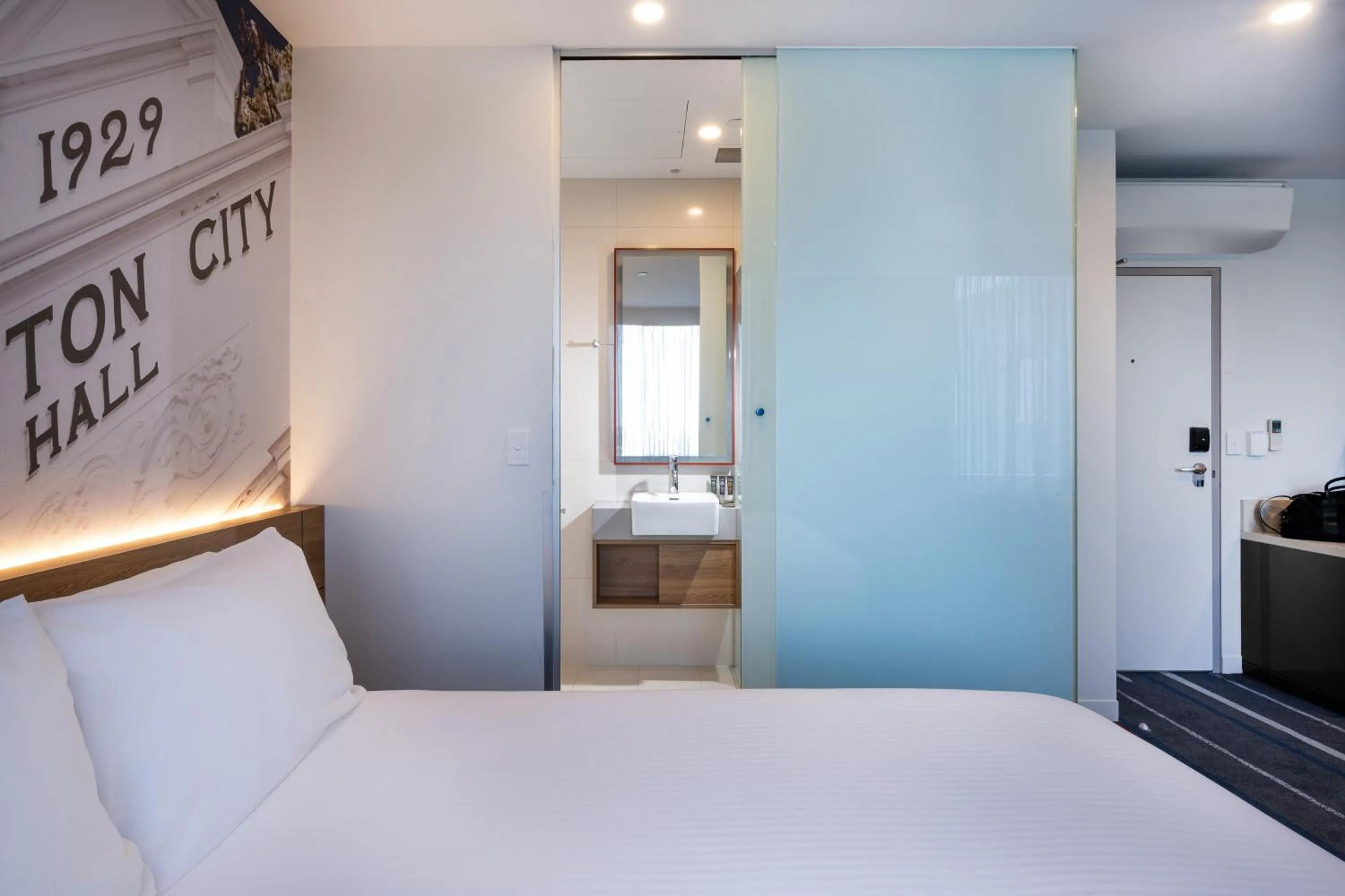 Bed in Novotel Melbourne Preston