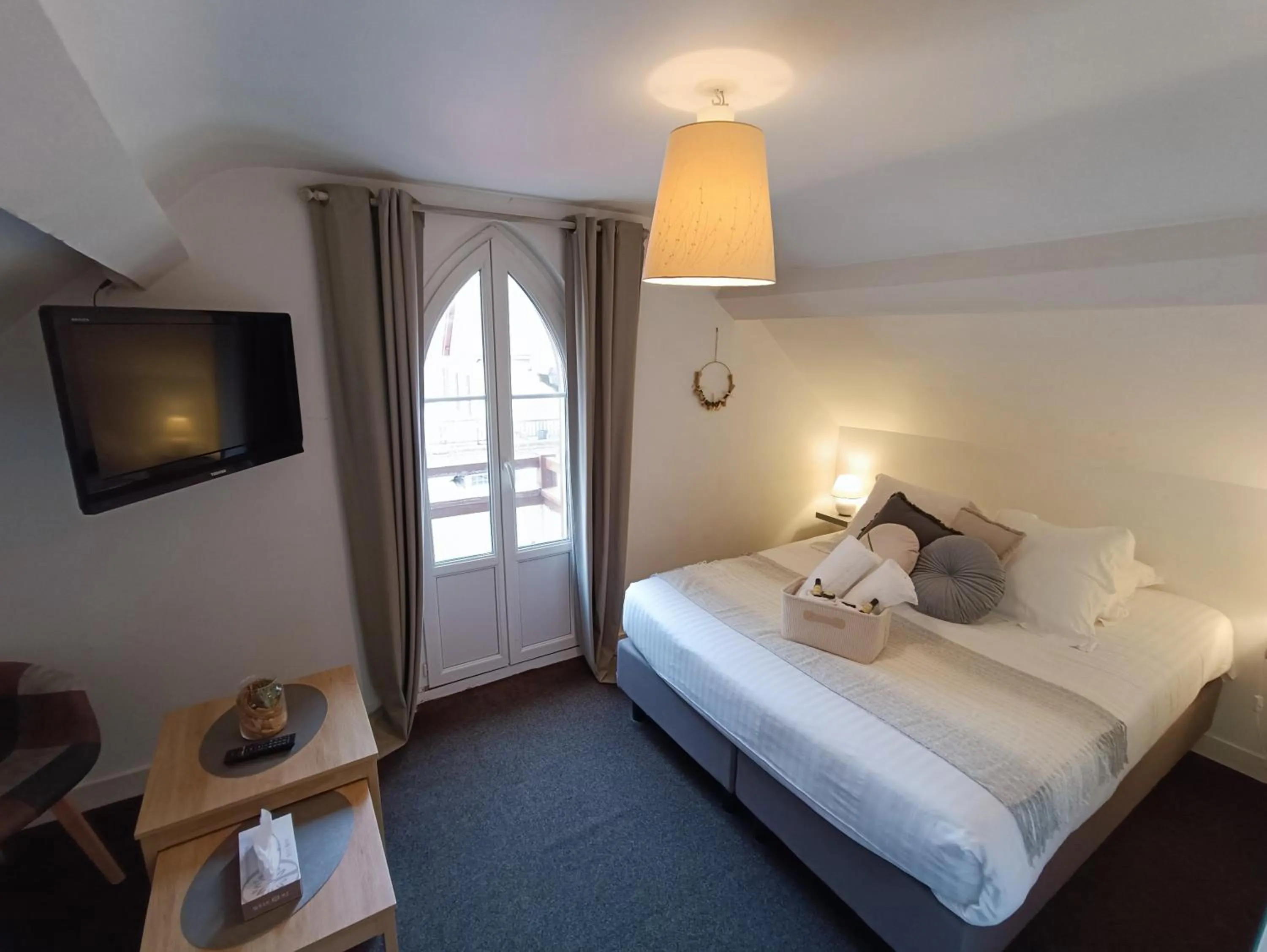 Photo of the whole room, Bed in Chambres d'Hôtes La petite Salamandre