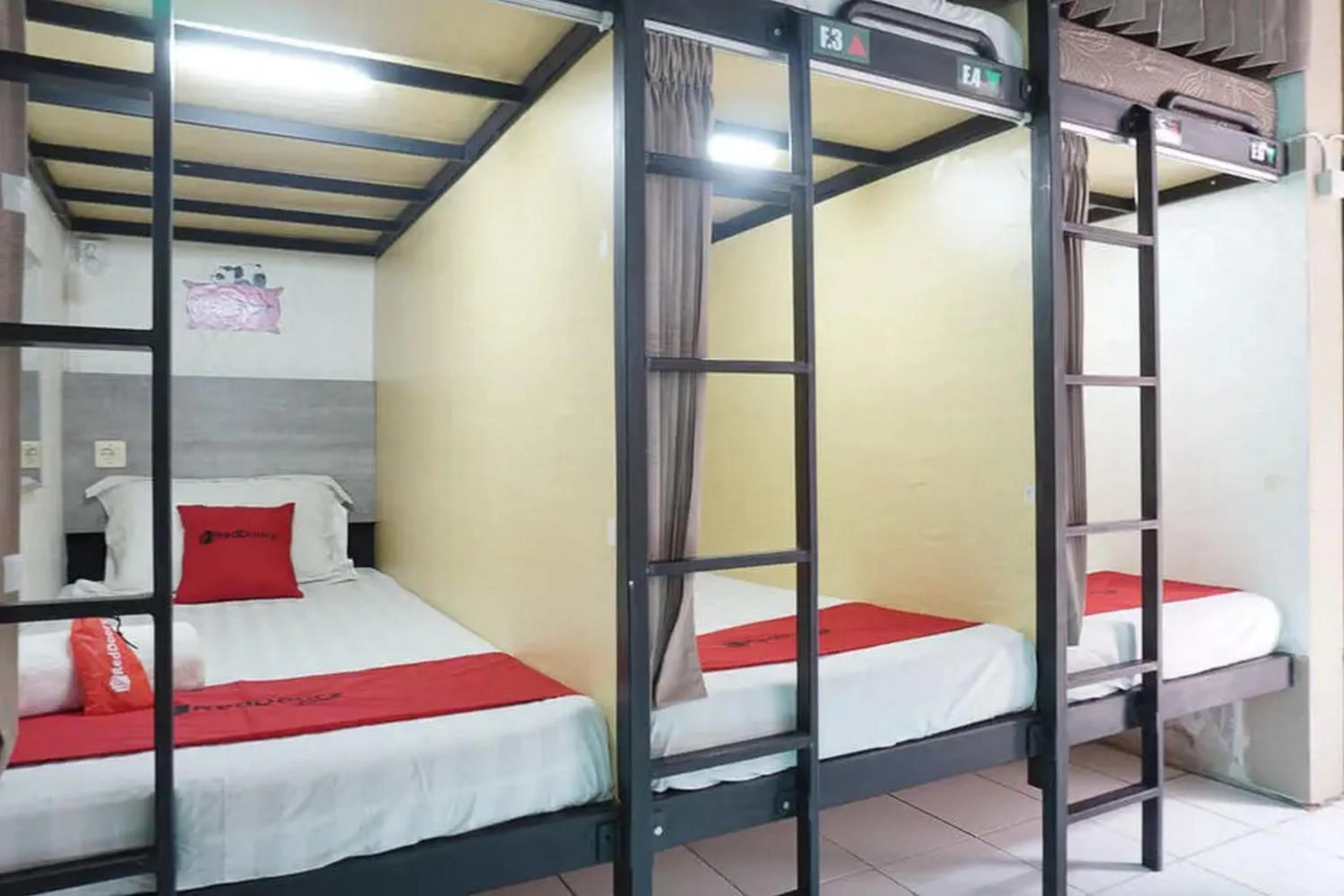 Bedroom, Bed in RedDoorz near Museum Angkut Batu 2