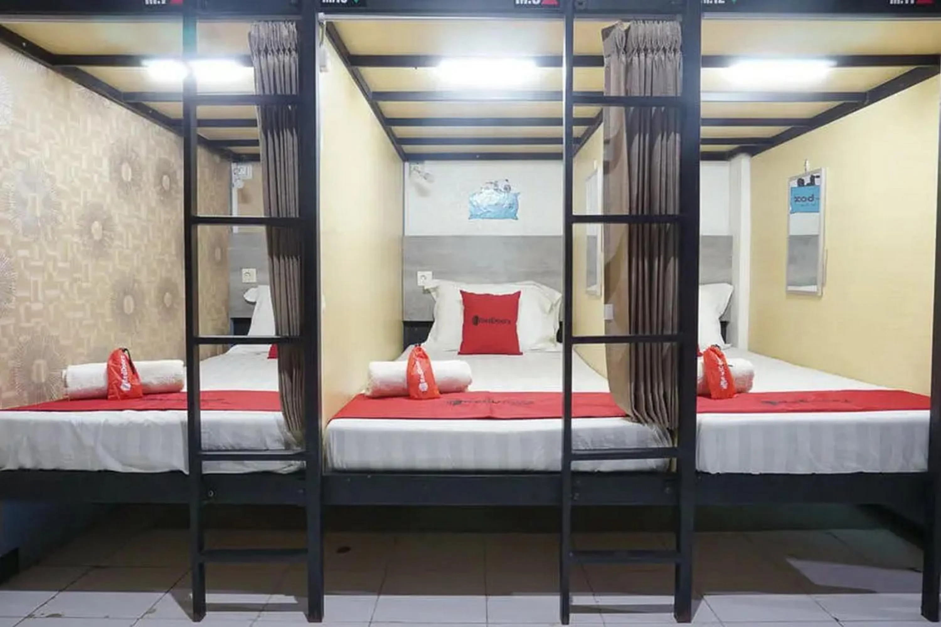 Bedroom, Bed in RedDoorz near Museum Angkut Batu 2