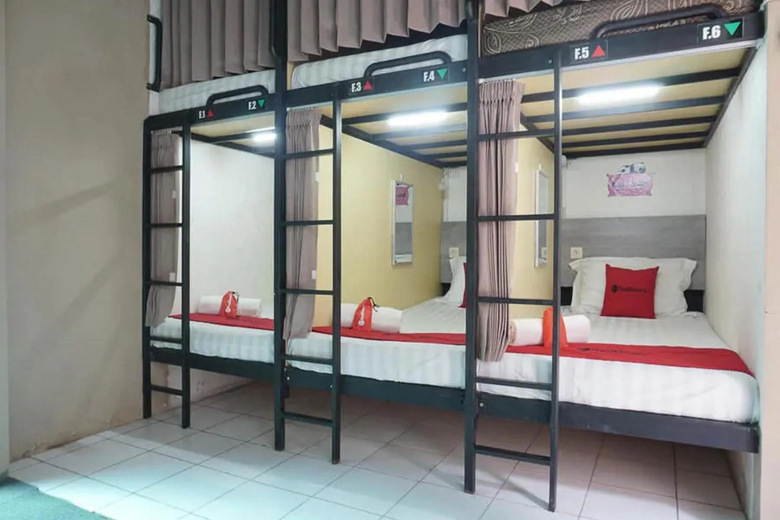Bedroom, Bed in RedDoorz near Museum Angkut Batu 2