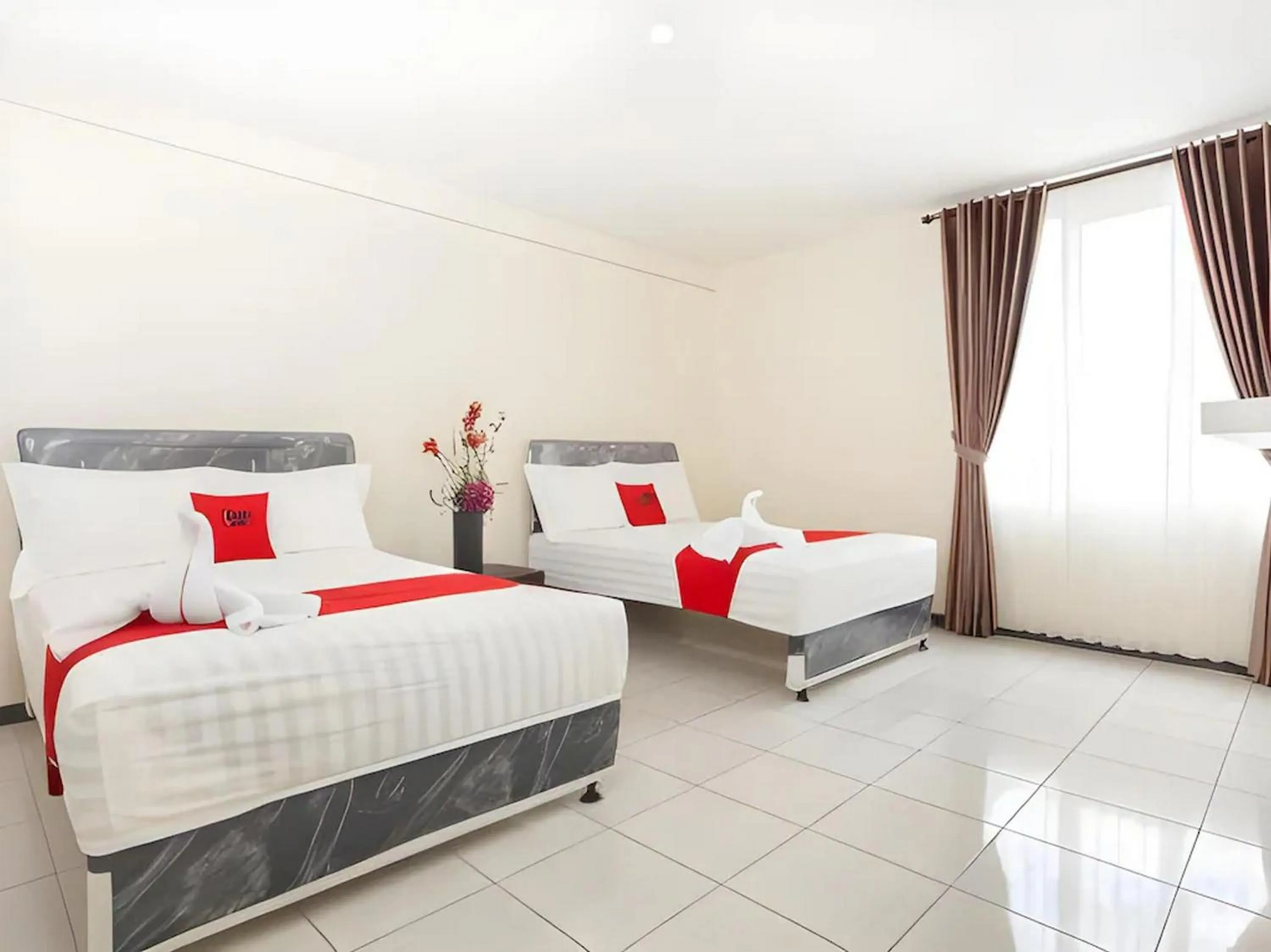 Bedroom, Bed in RedDoorz near Museum Angkut Batu 2