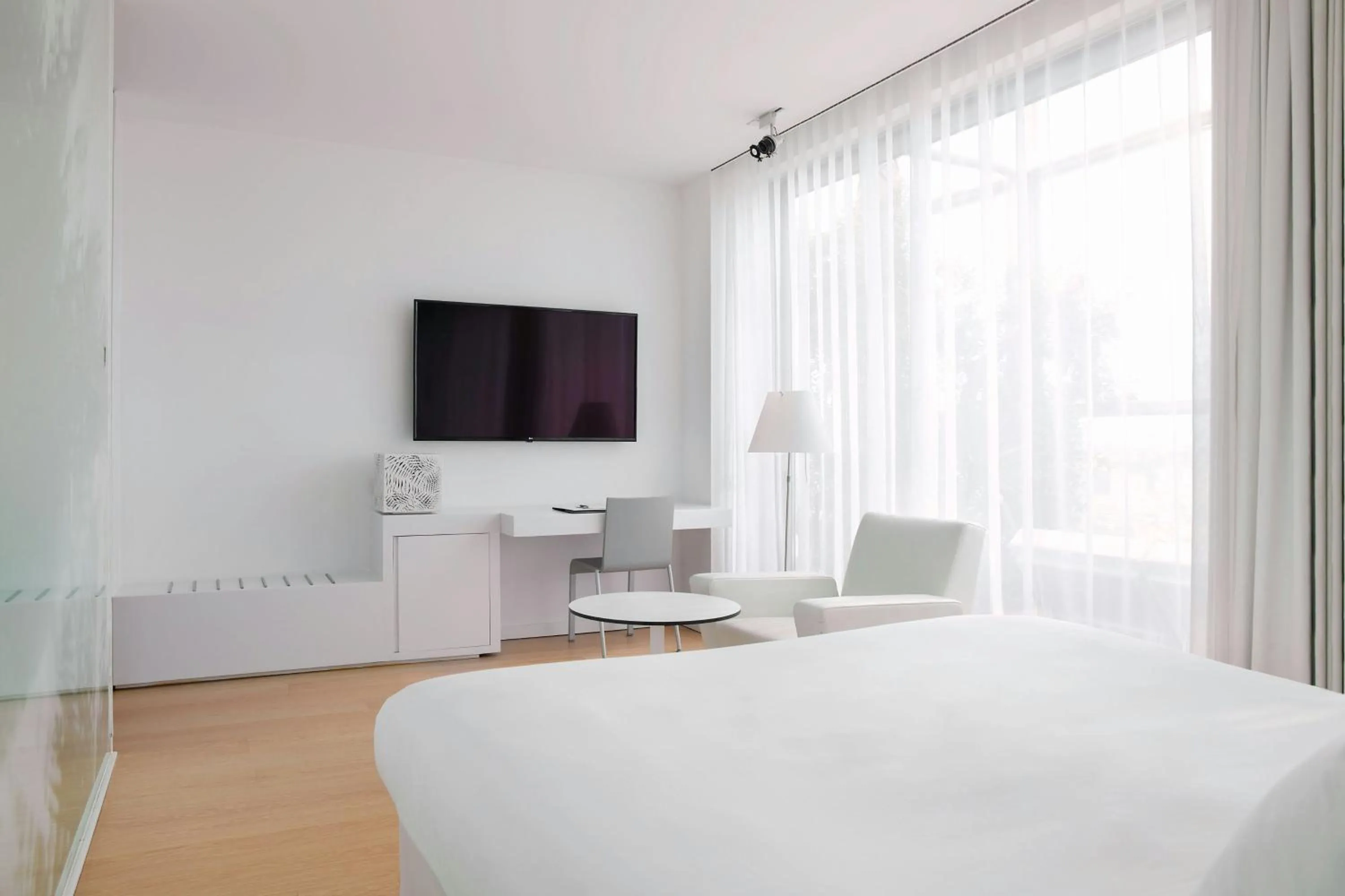 Swimming pool, Bed in Renaissance Barcelona Fira Hotel