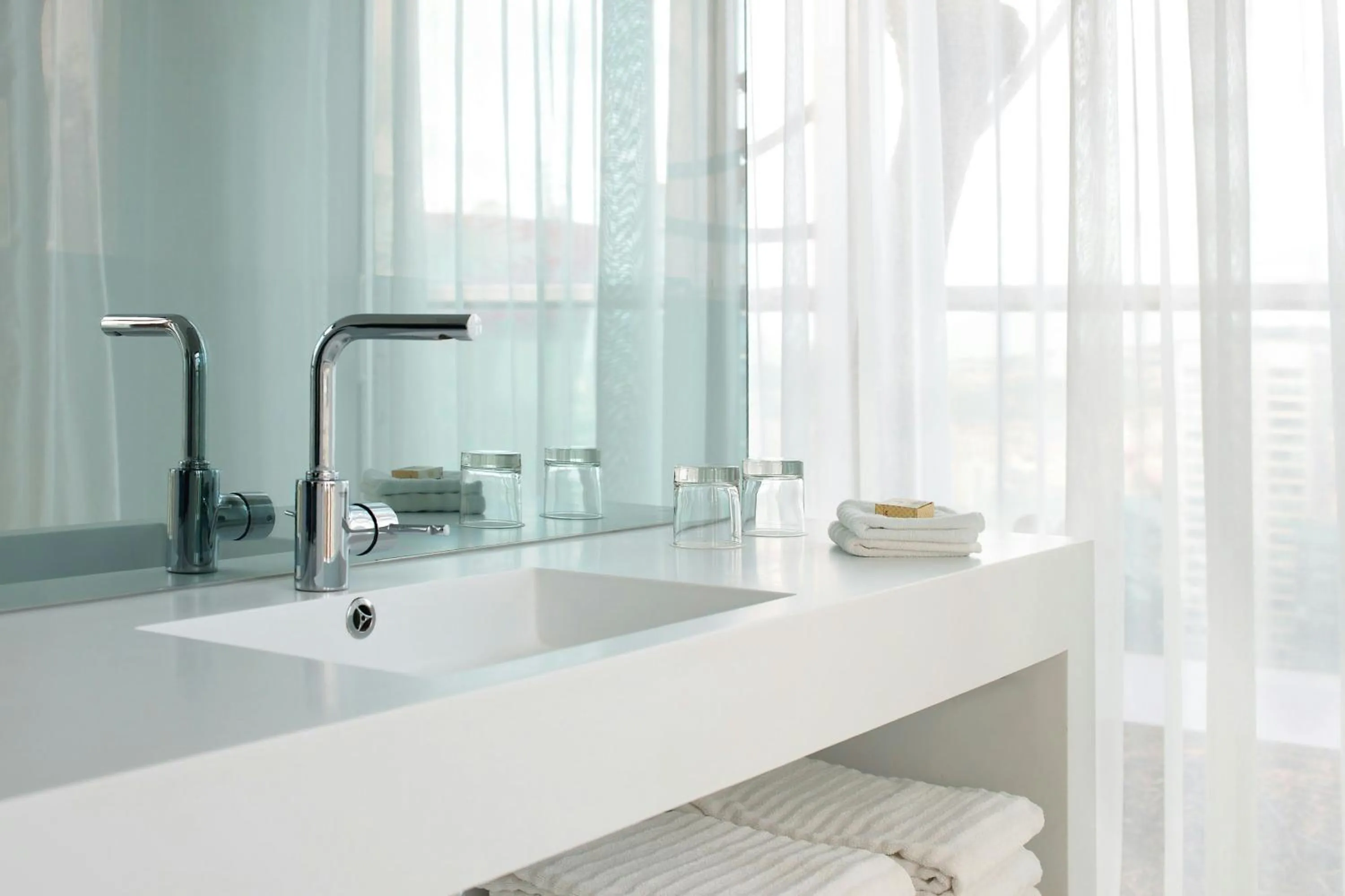 Bathroom in Renaissance Barcelona Fira Hotel