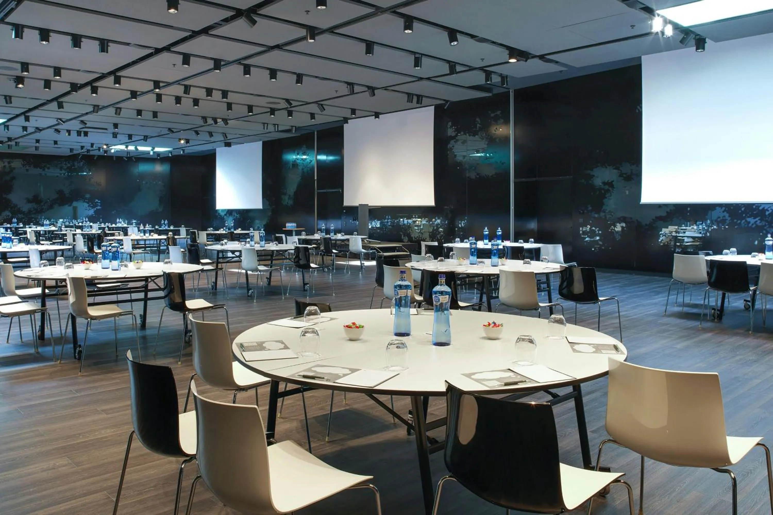 Lounge or bar in Renaissance Barcelona Fira Hotel