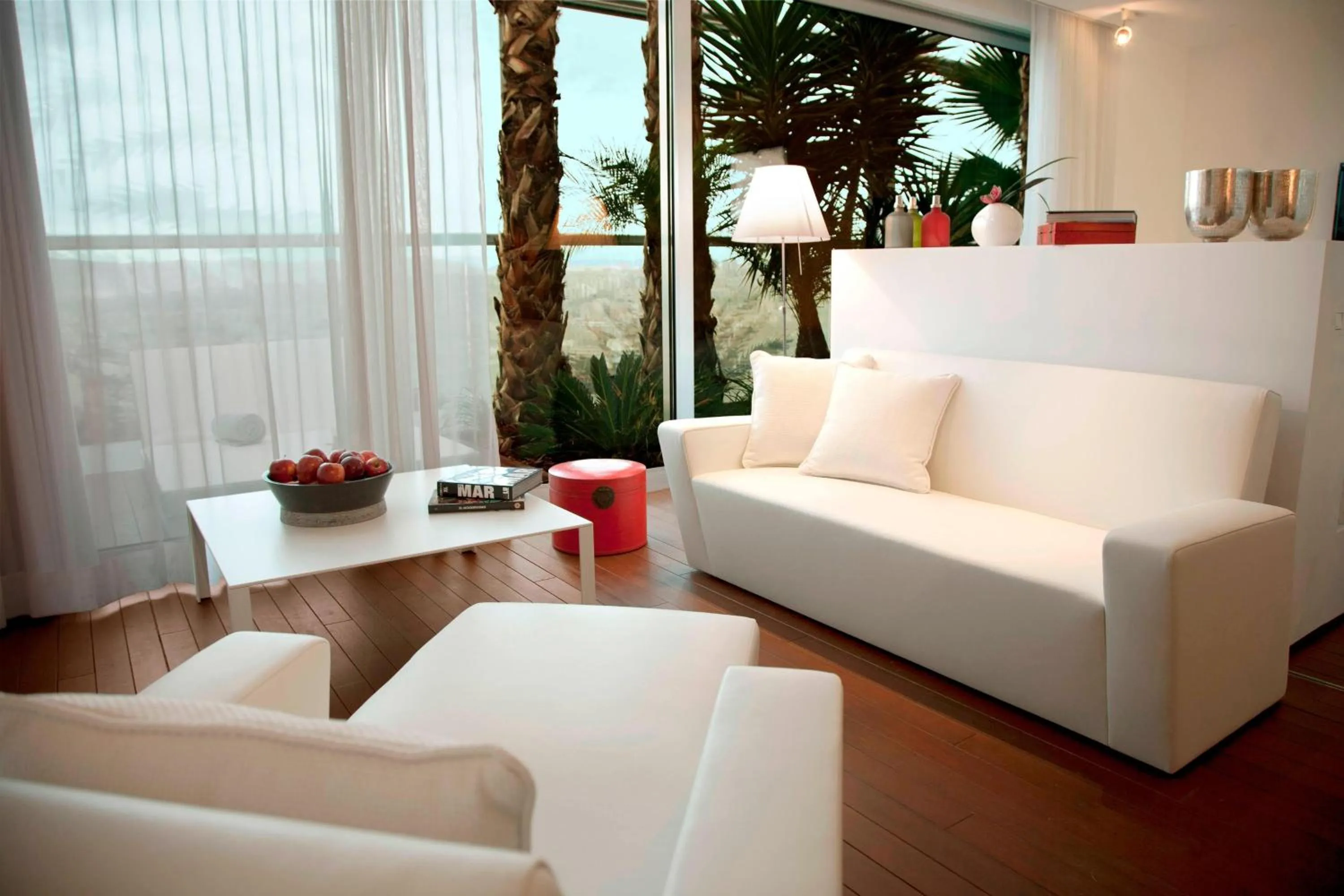 Photo of the whole room in Renaissance Barcelona Fira Hotel