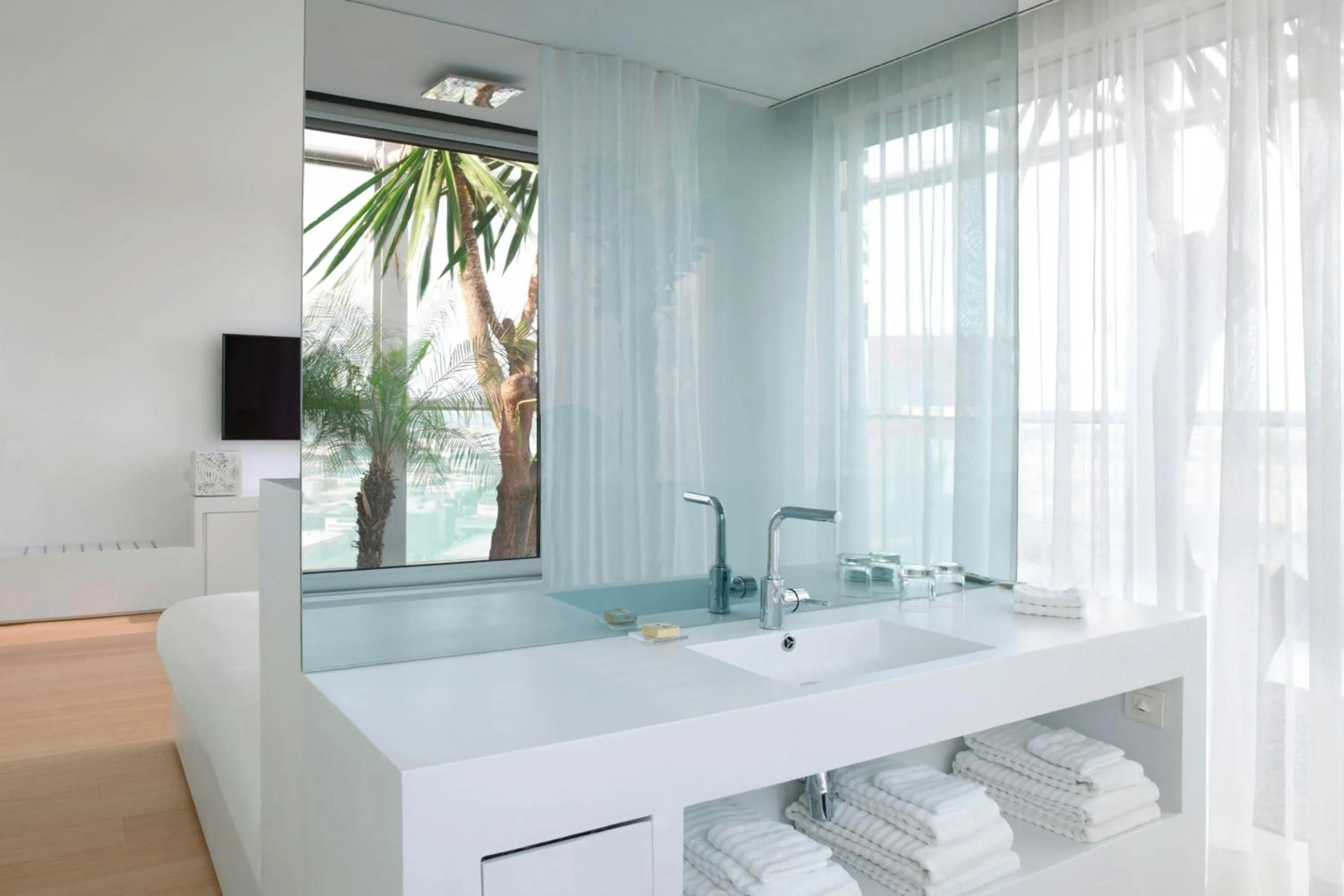 Bathroom in Renaissance Barcelona Fira Hotel