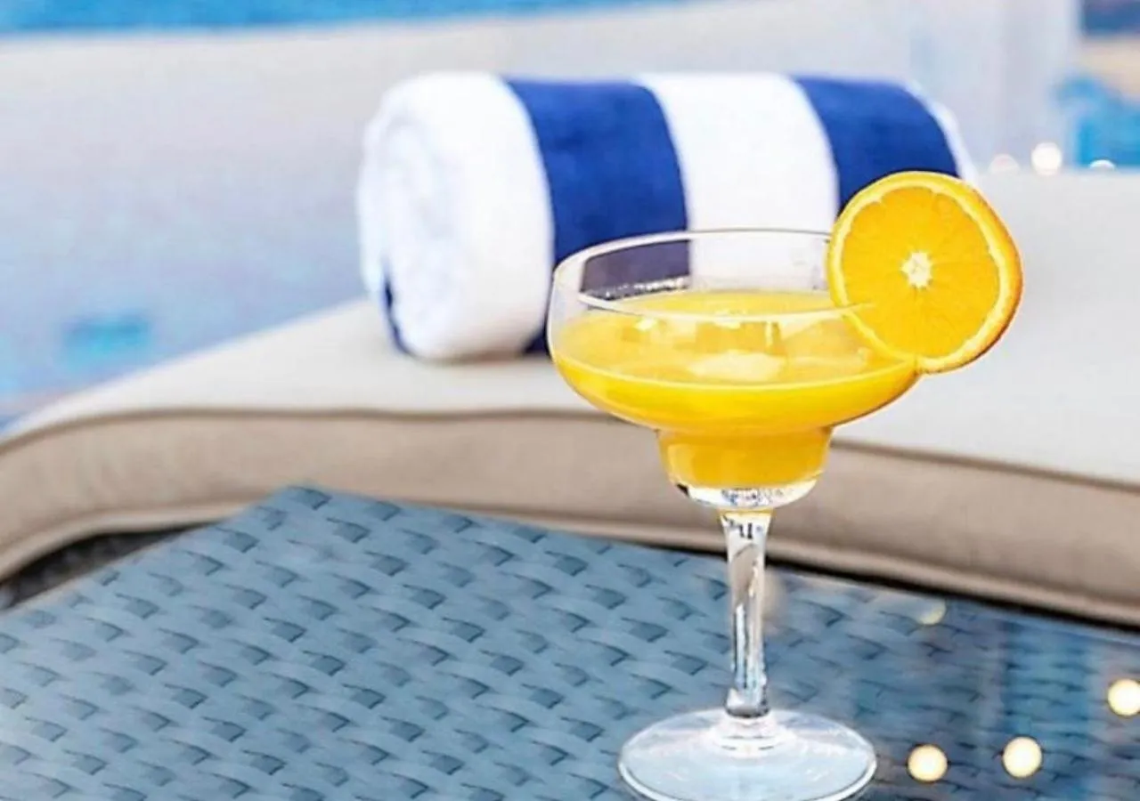 Swimming pool, Bed in Leva Hotel and Suites, Opposite Downtown