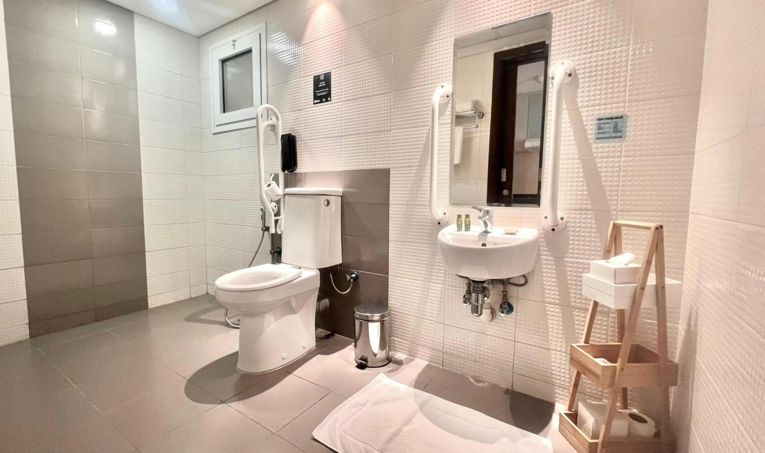 Bathroom in Leva Hotel and Suites, Opposite Downtown