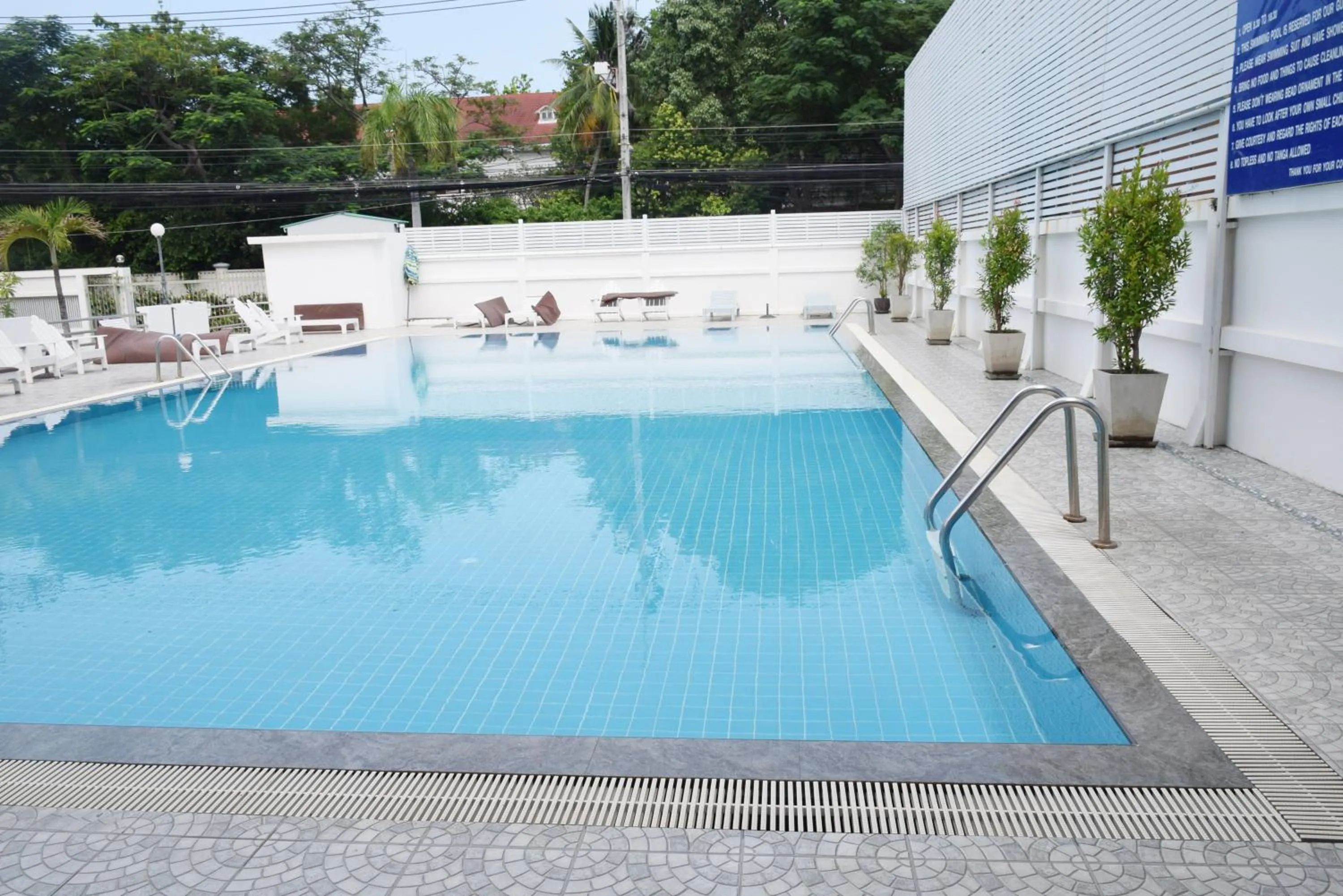 Swimming pool in Puangpen Villa Hotel