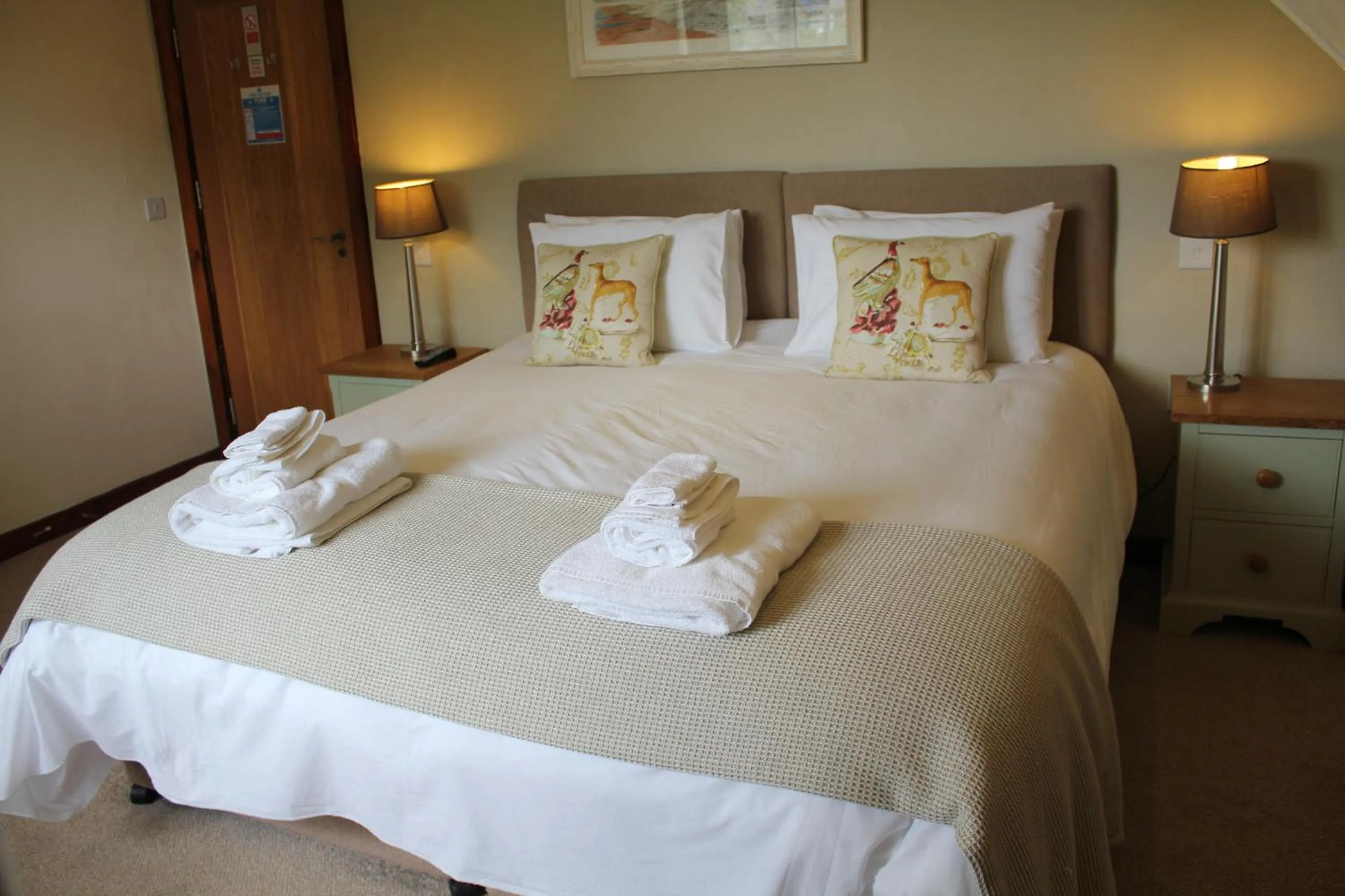 Bed in Three Horseshoes Country Inn