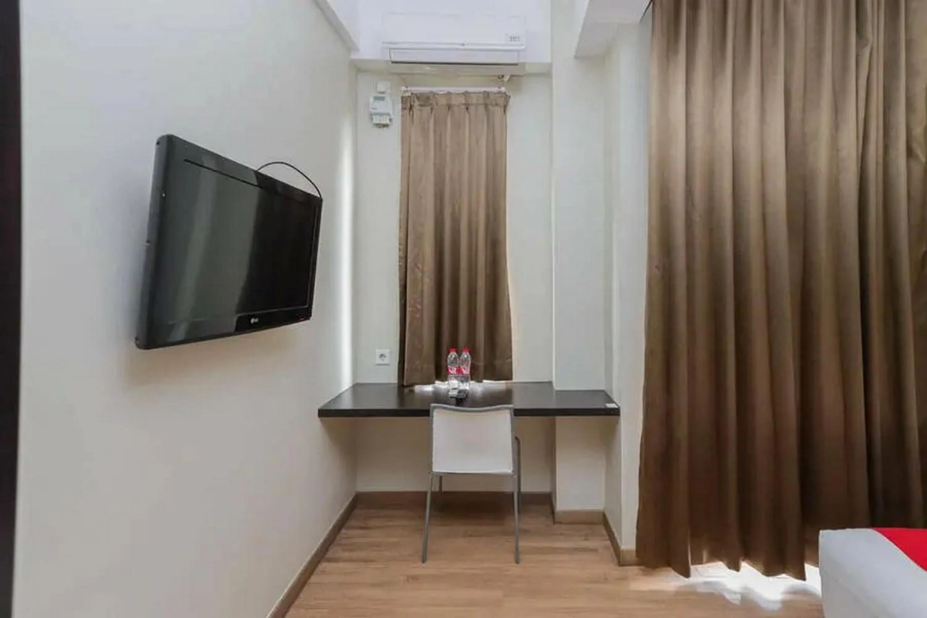 hair dresser, Bed in RedDoorz Plus at Riverside Malang