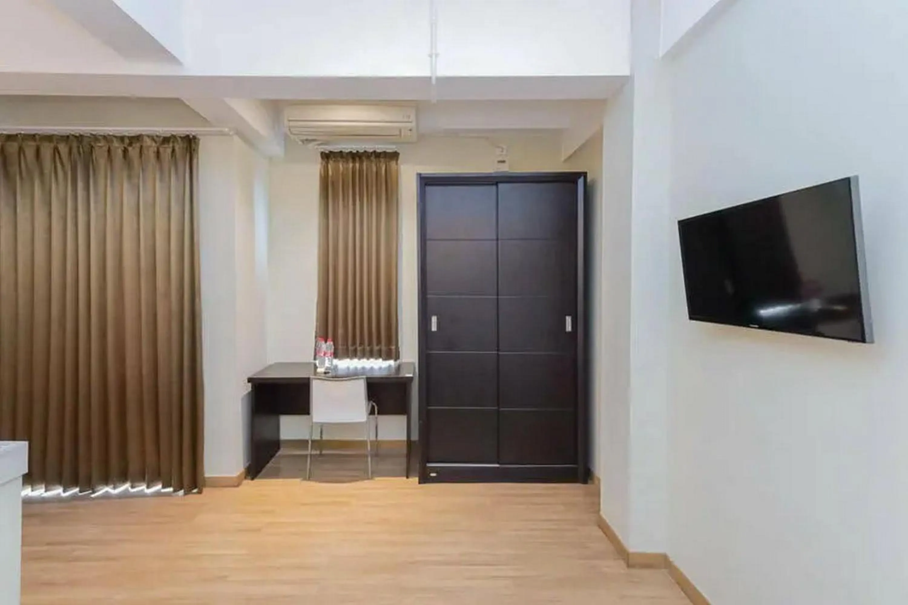 TV and multimedia in RedDoorz Plus at Riverside Malang