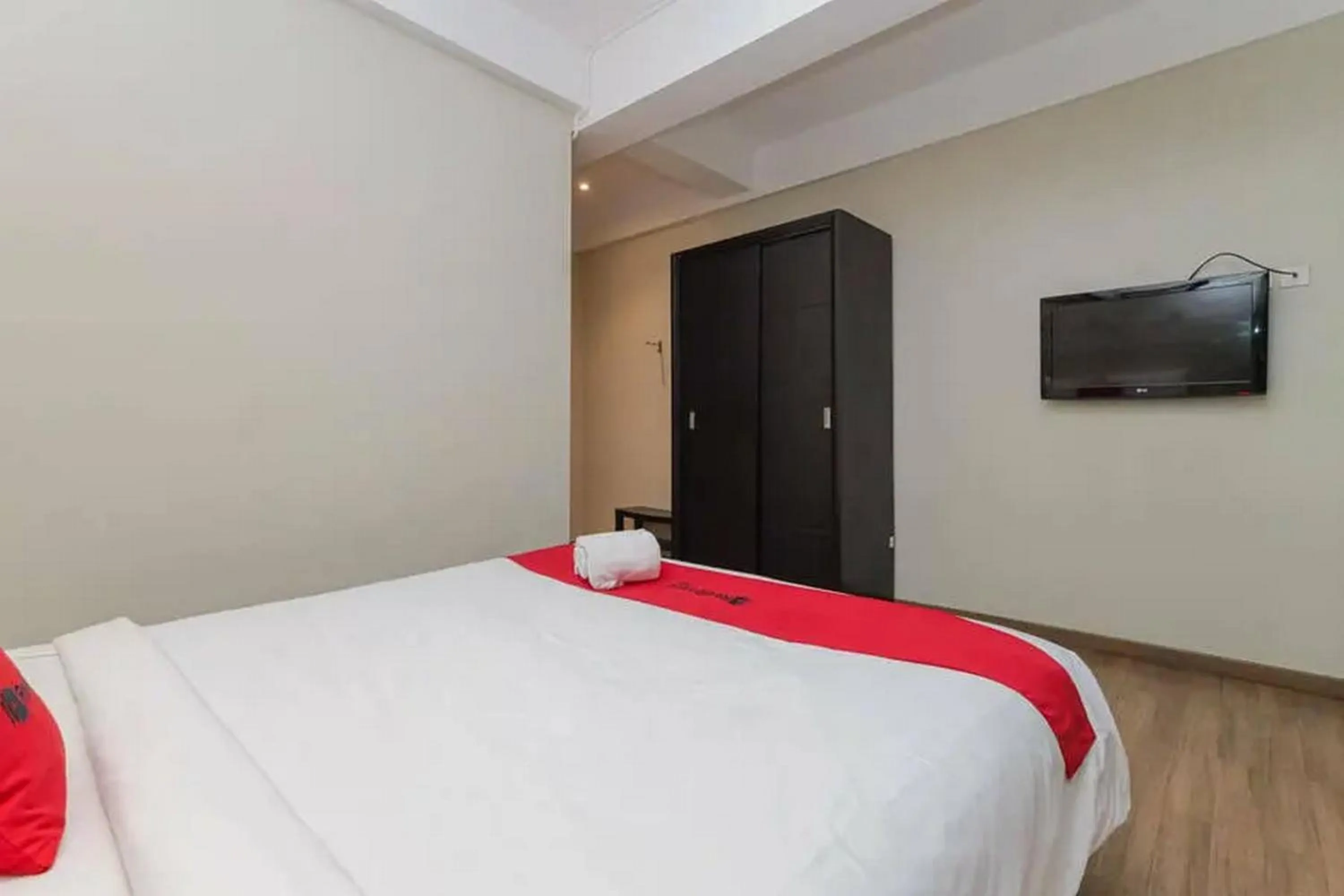 Bedroom, Bed in RedDoorz Plus at Riverside Malang