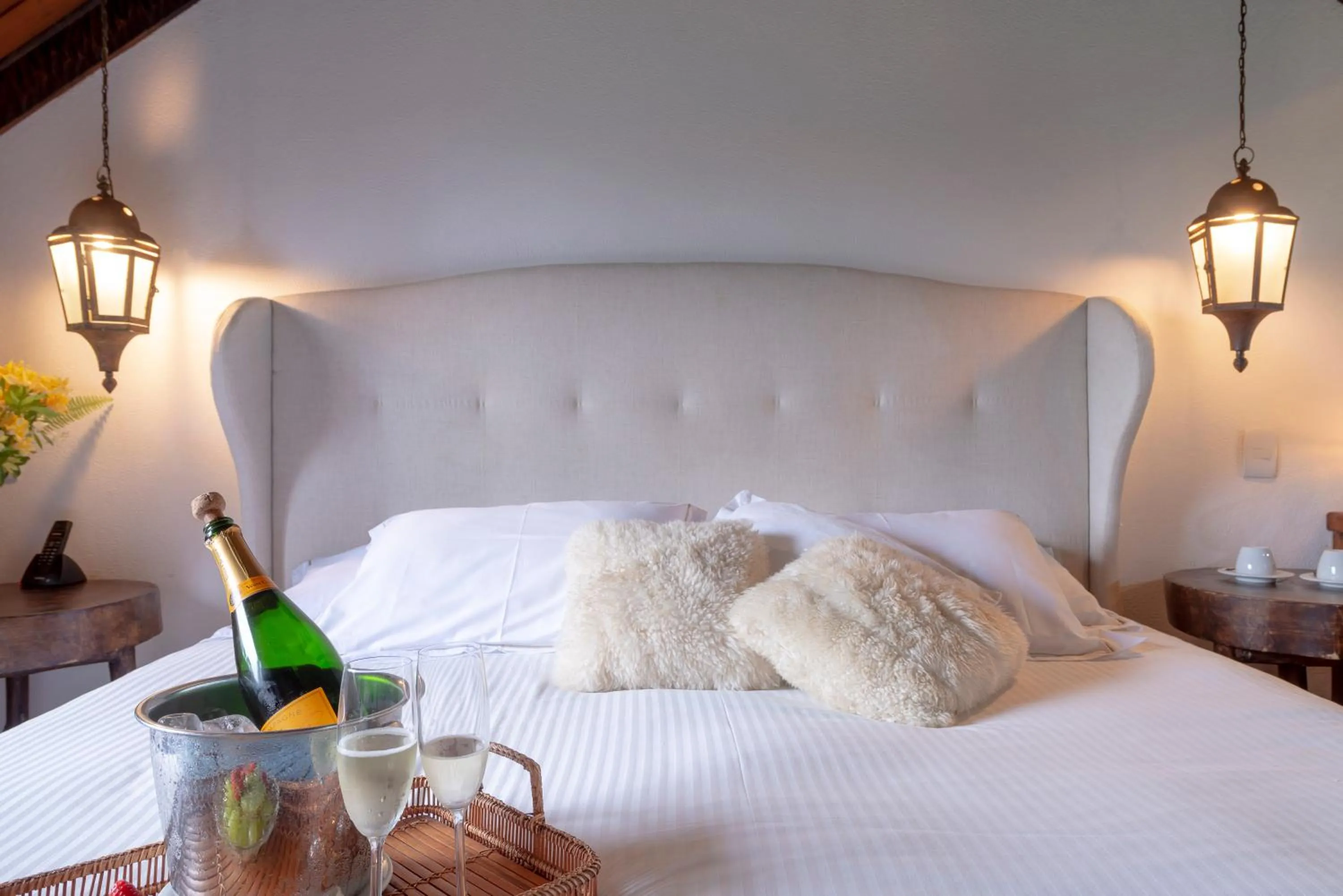 Bedroom, Bed in Alma Hotel