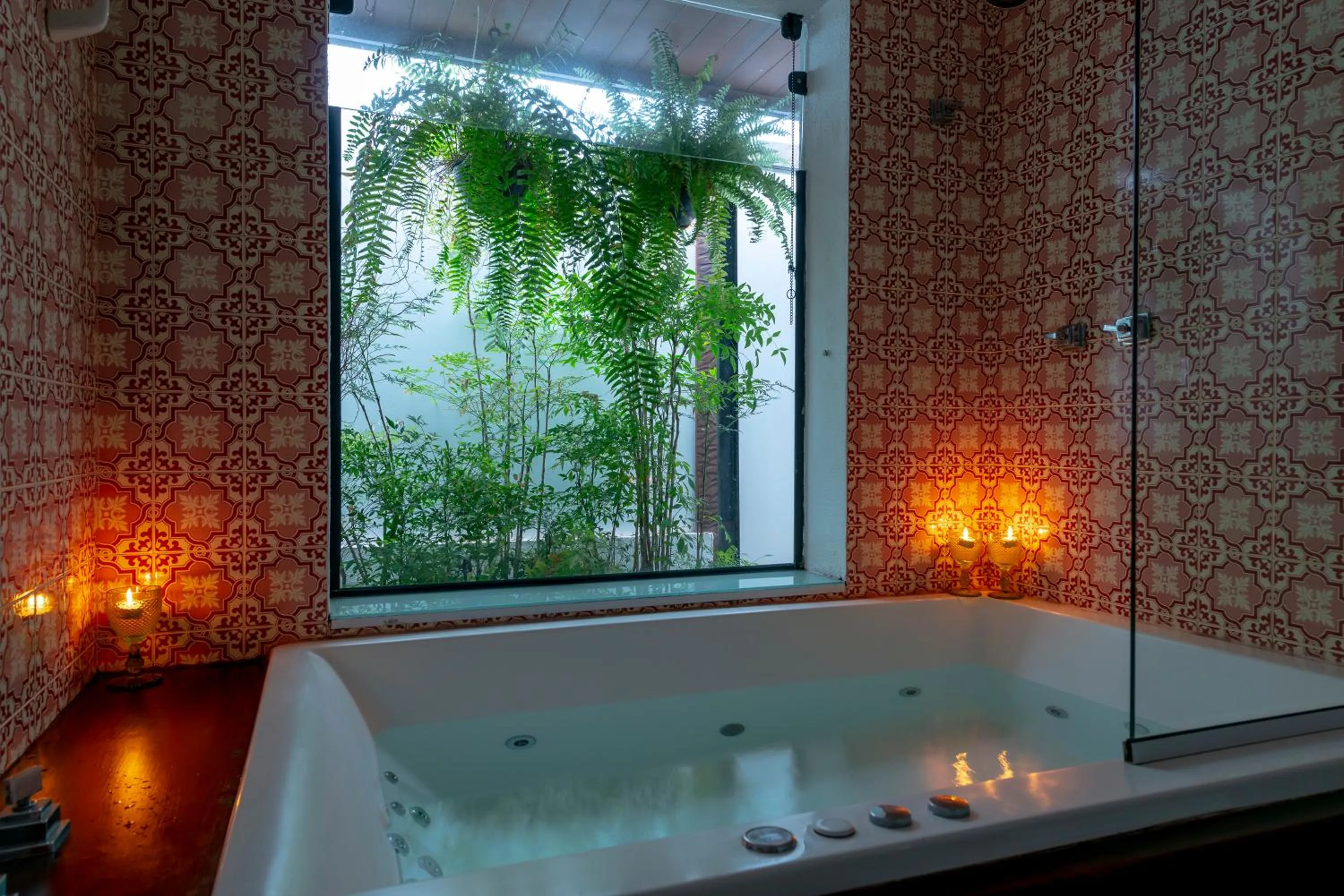 Hot Tub in Alma Hotel