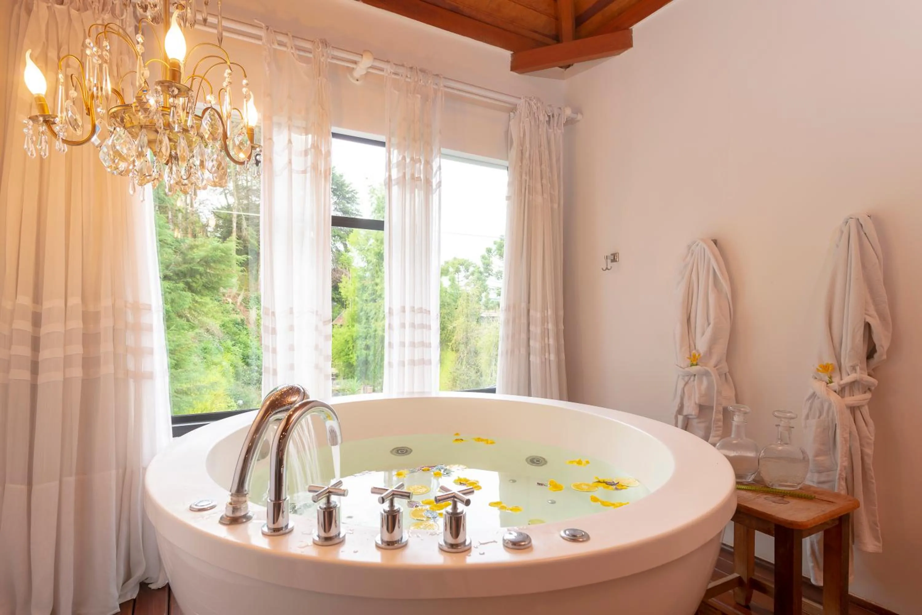 Hot Tub in Alma Hotel