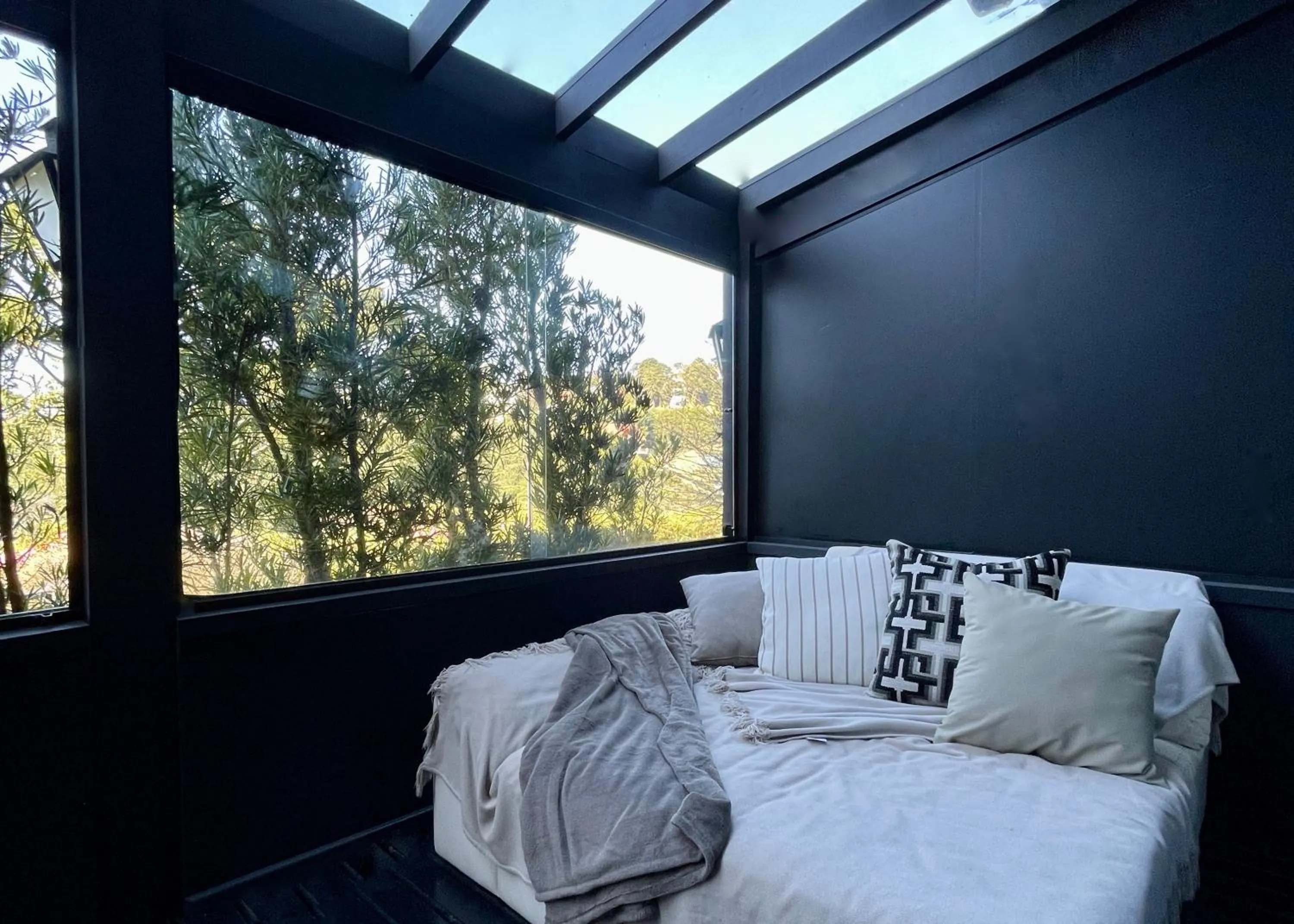 Living room, Bed in Alma Hotel