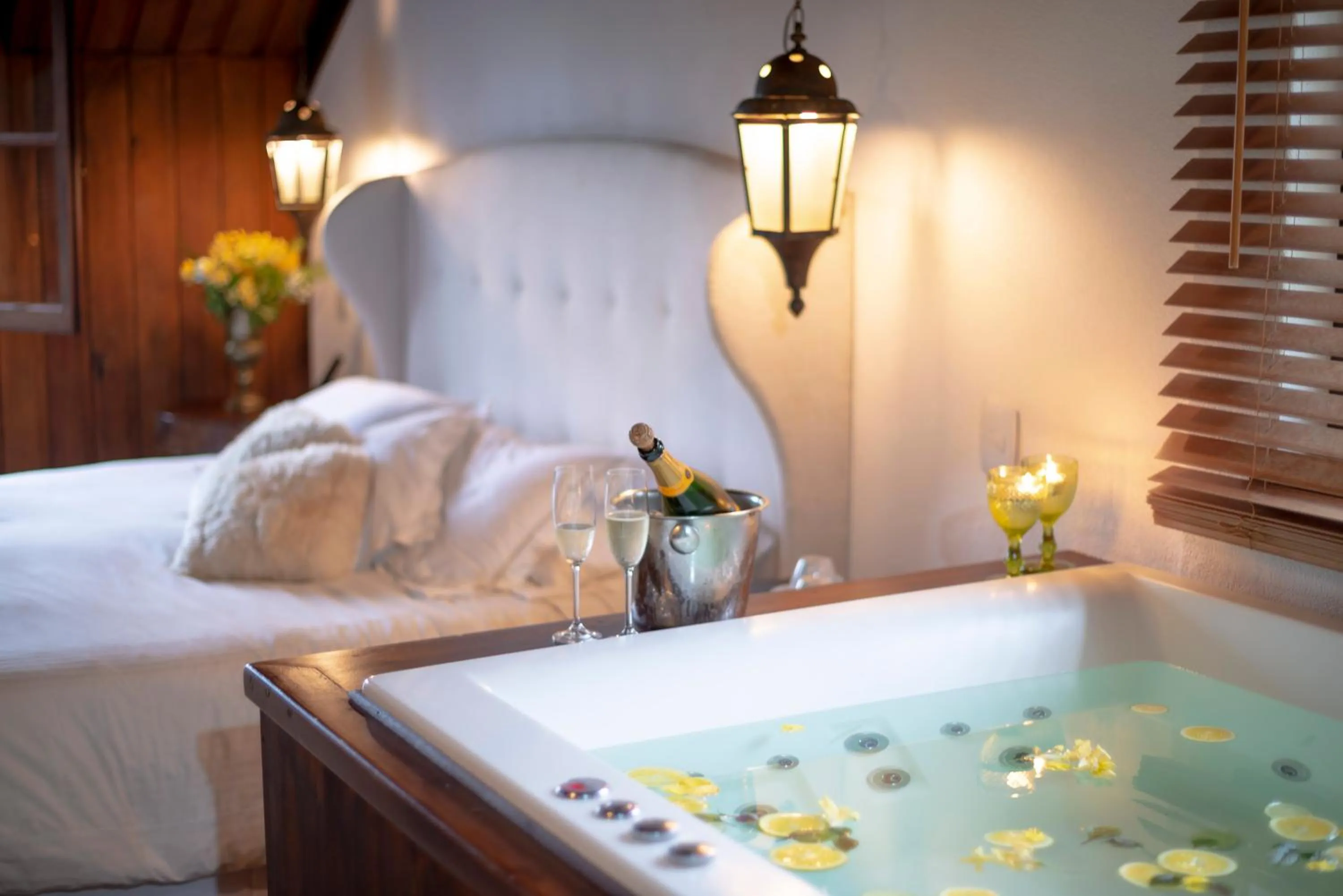 Bedroom, Bed in Alma Hotel