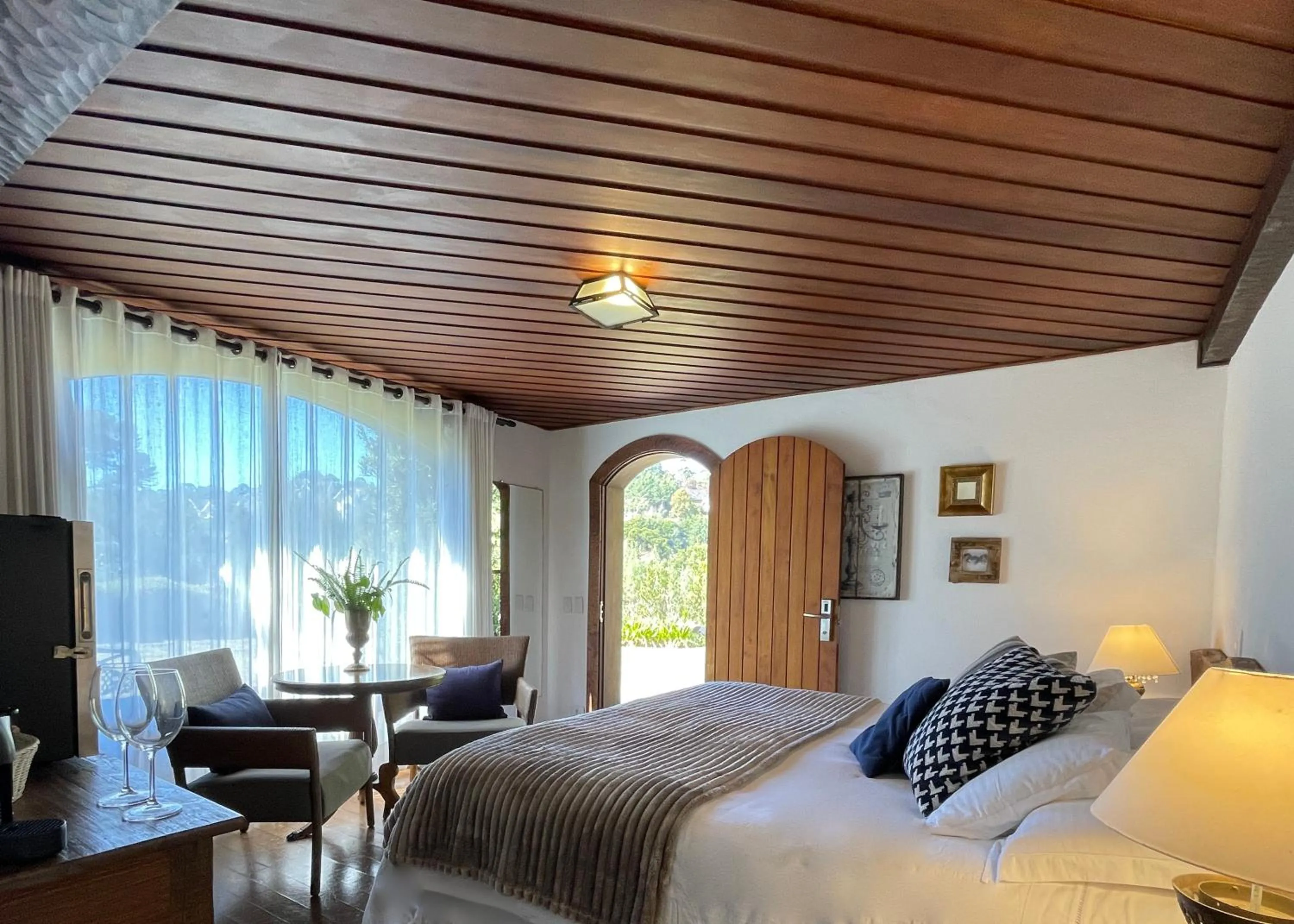 Bedroom, Bed in Alma Hotel