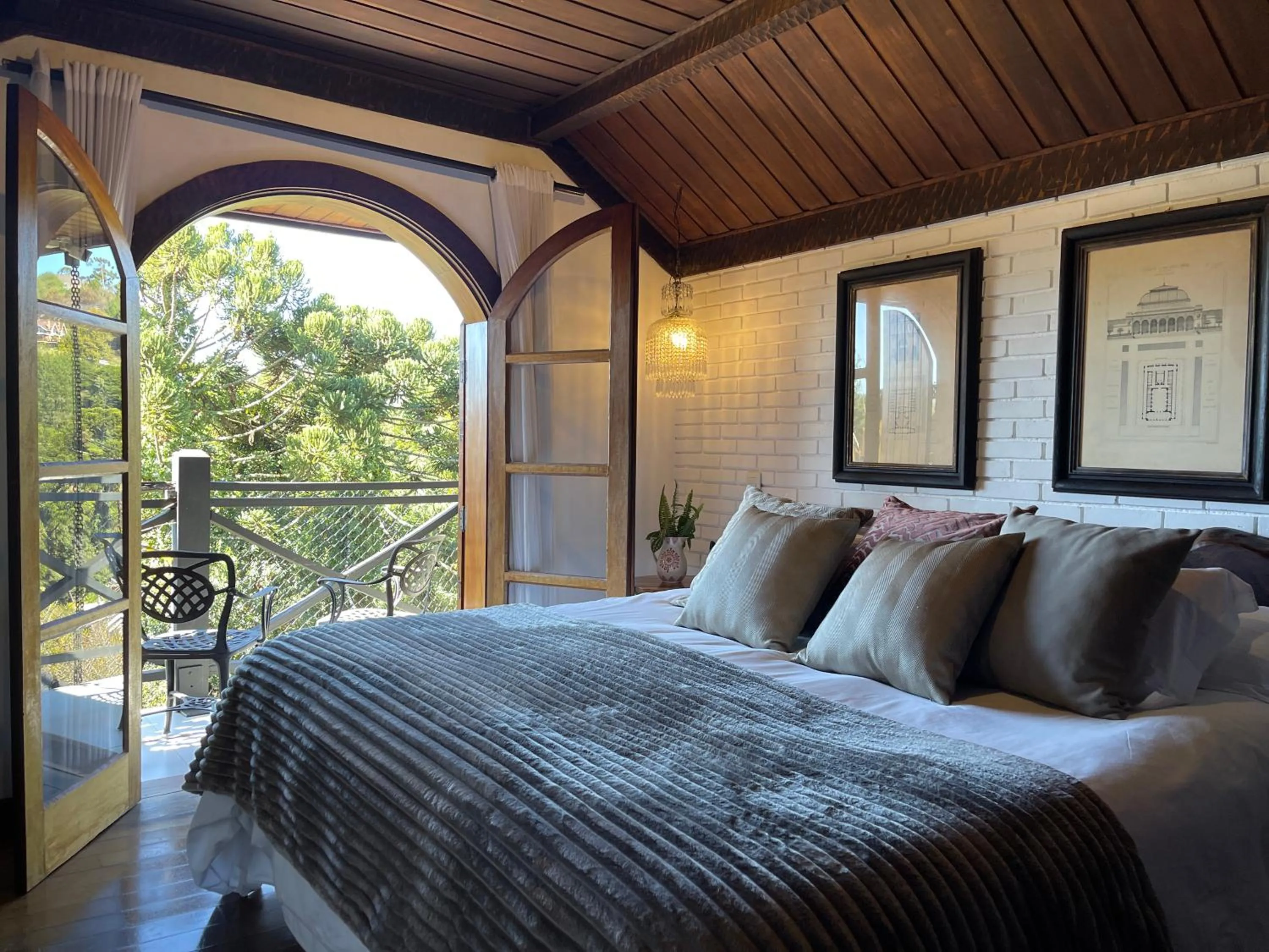 Deluxe King Suite in Alma Hotel