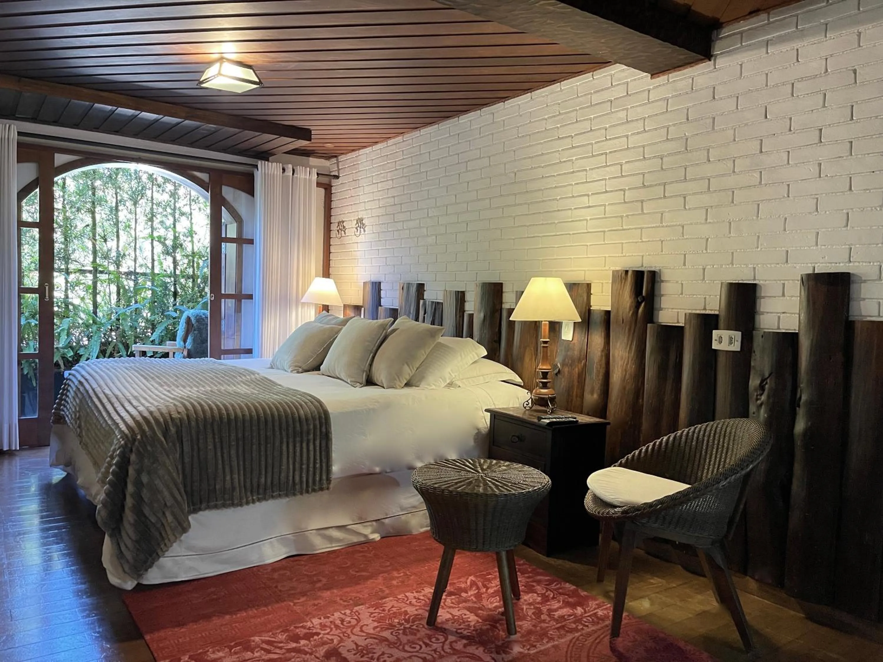 Bedroom, Bed in Alma Hotel