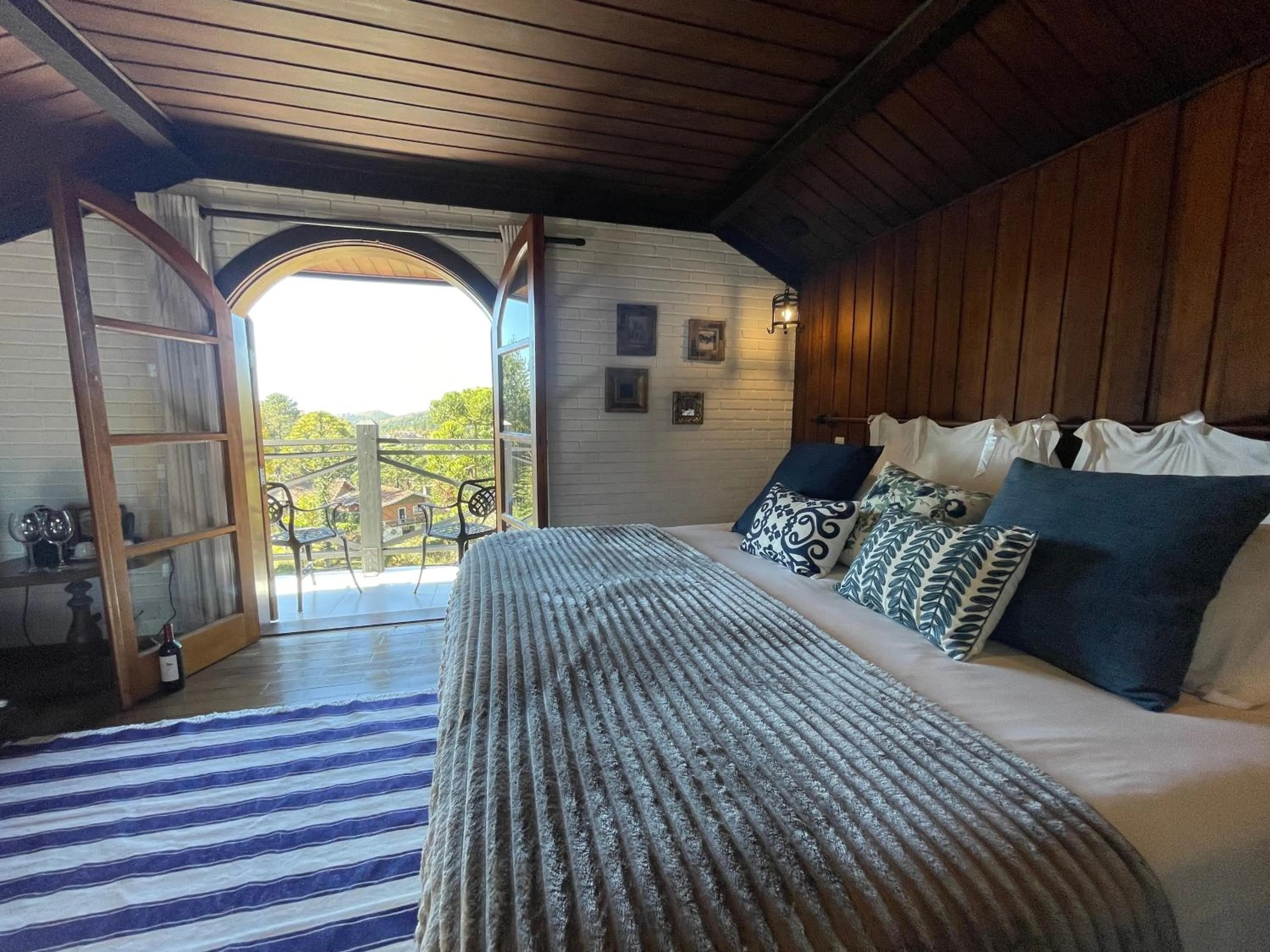 Bedroom, Bed in Alma Hotel