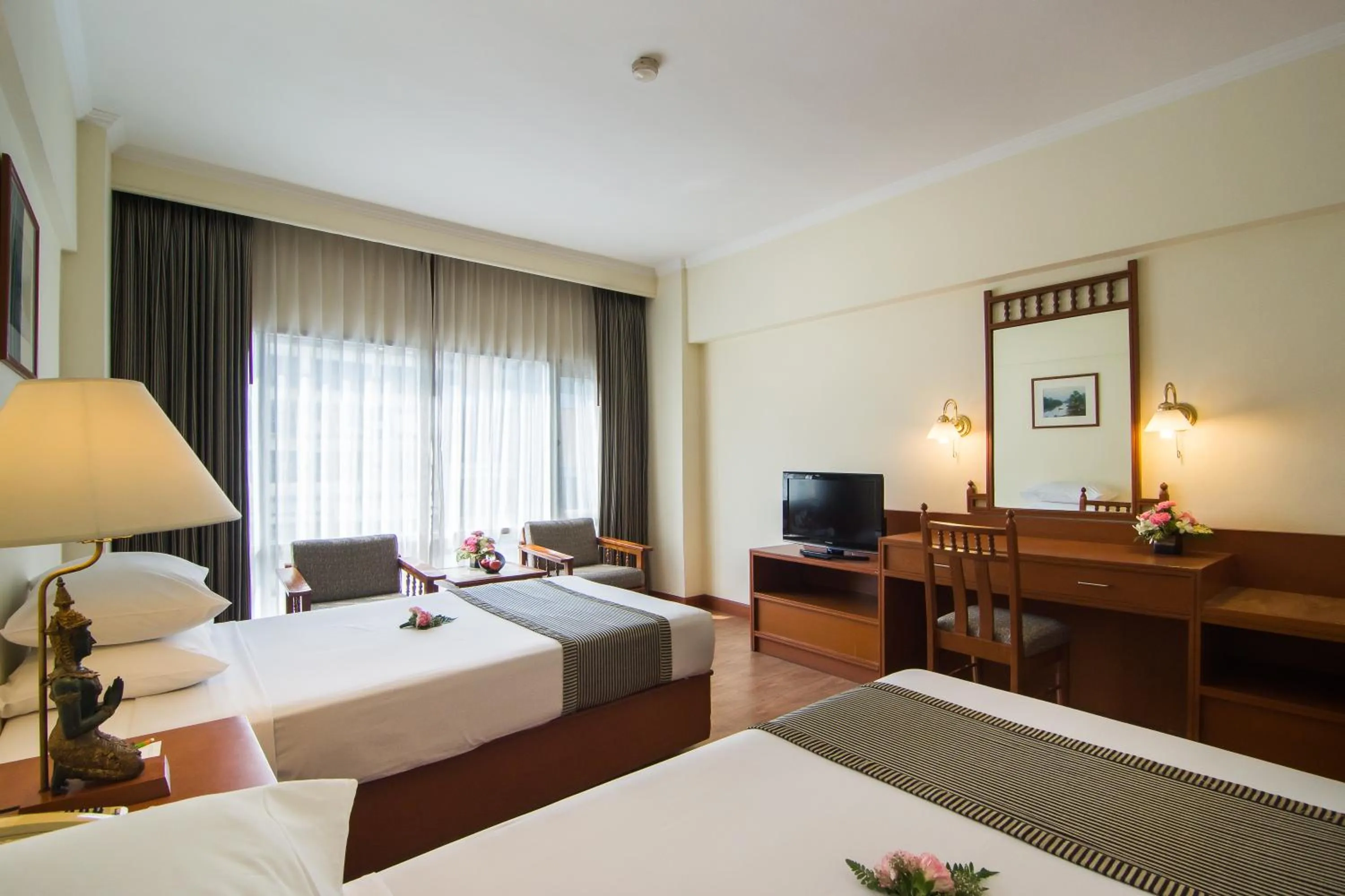 Bedroom, Bed in Bangkok Palace Hotel