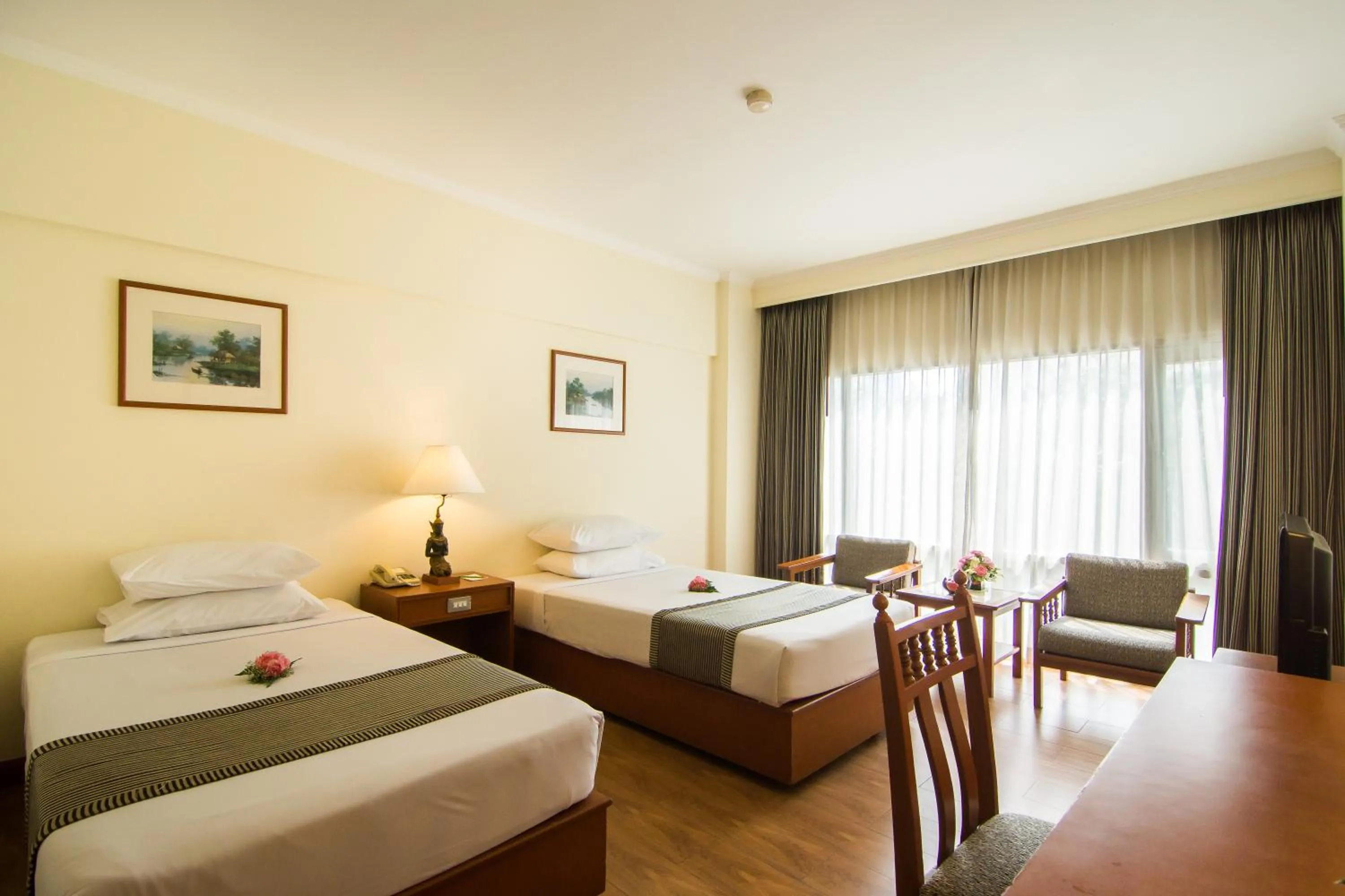 Bed in Bangkok Palace Hotel