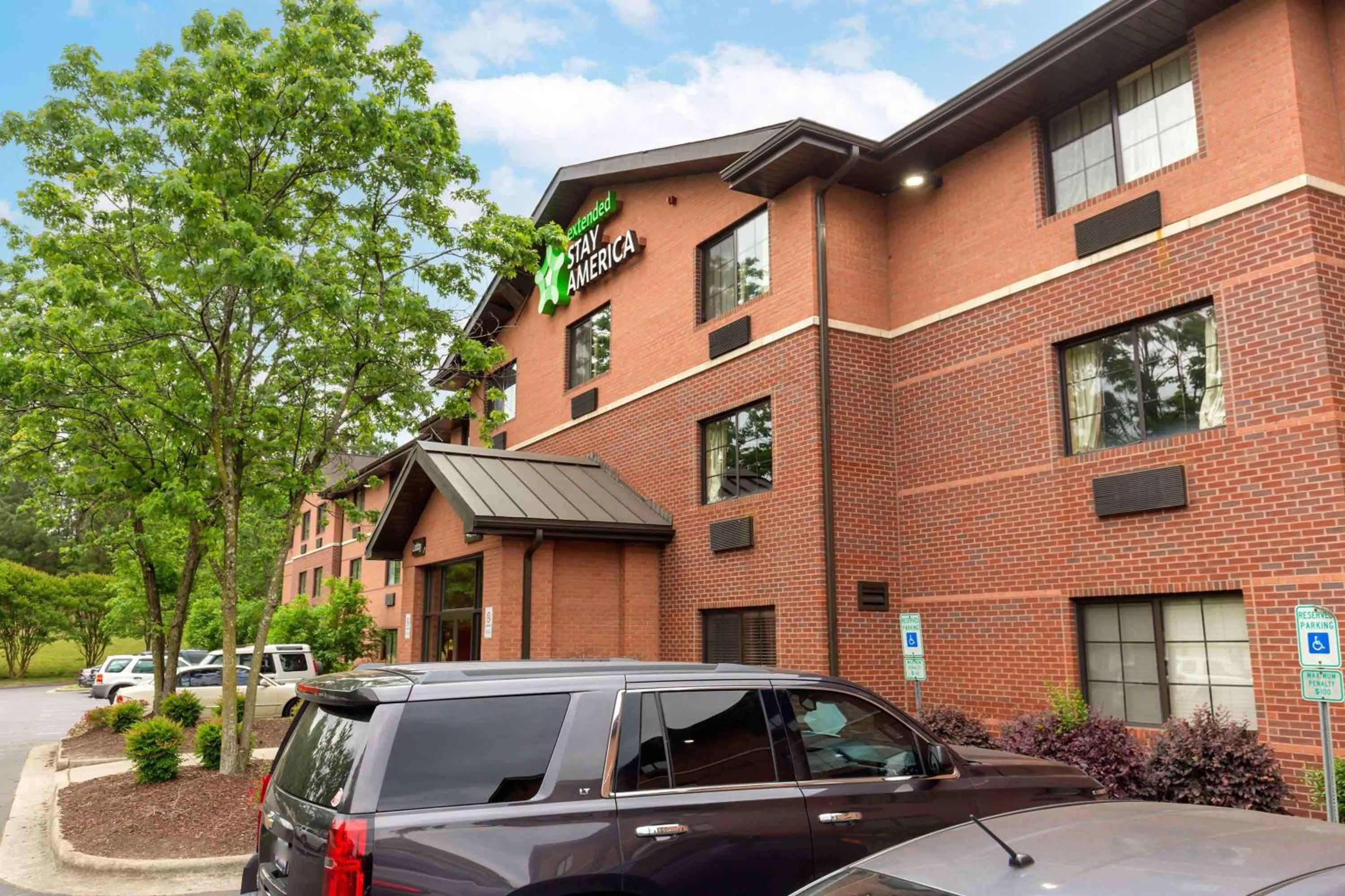 Property building in Extended Stay America Select Suites - Raleigh - RTP - 4610 Miami Blvd