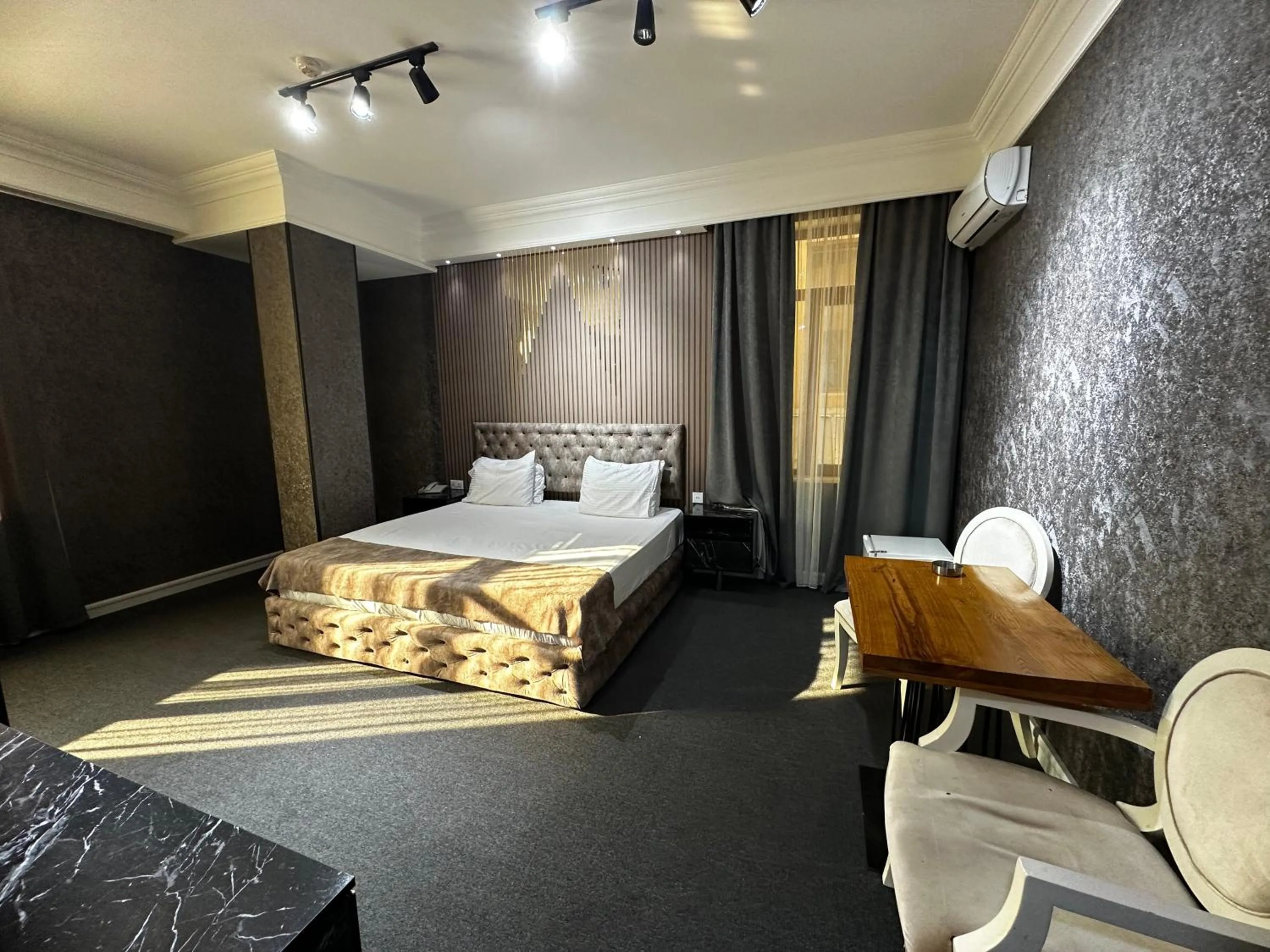 Living room, Bed in Amber Hotel