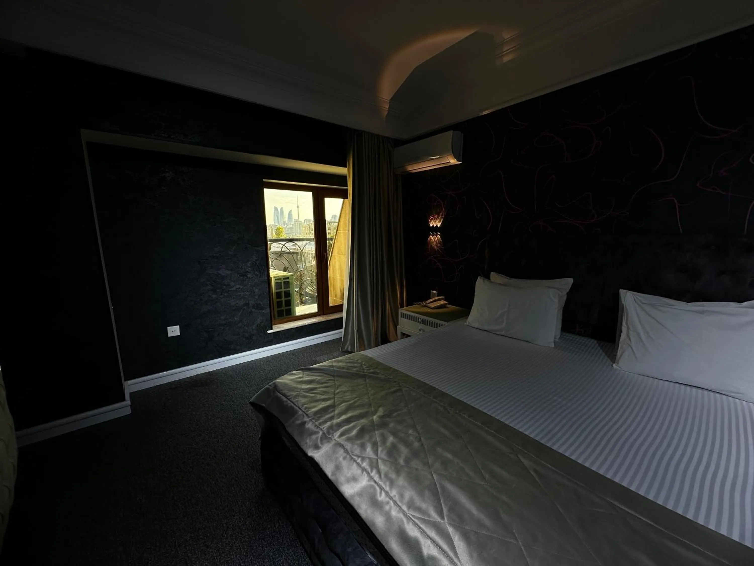 Bedroom, Bed in Amber Hotel