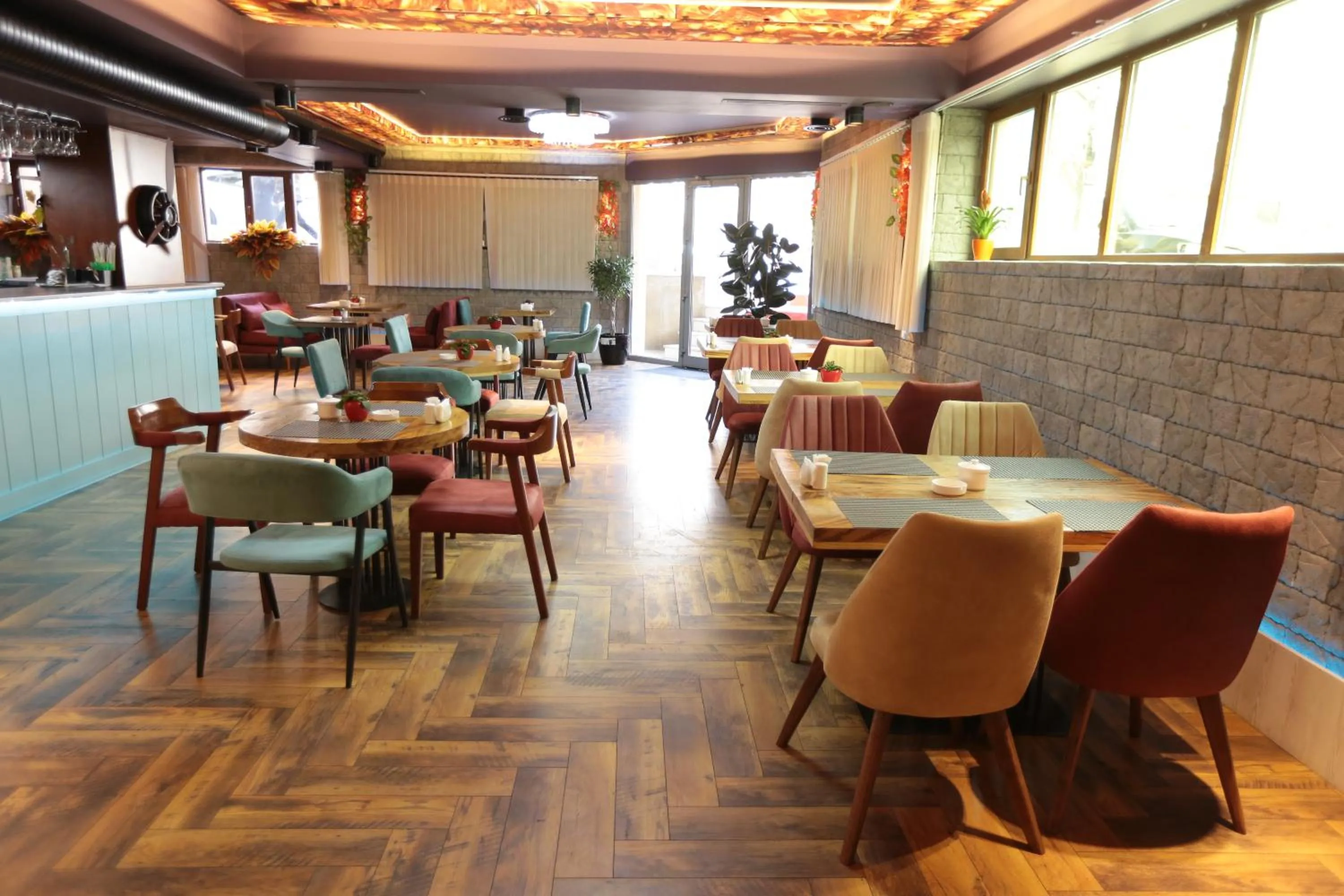 Restaurant/places to eat in Amber Hotel