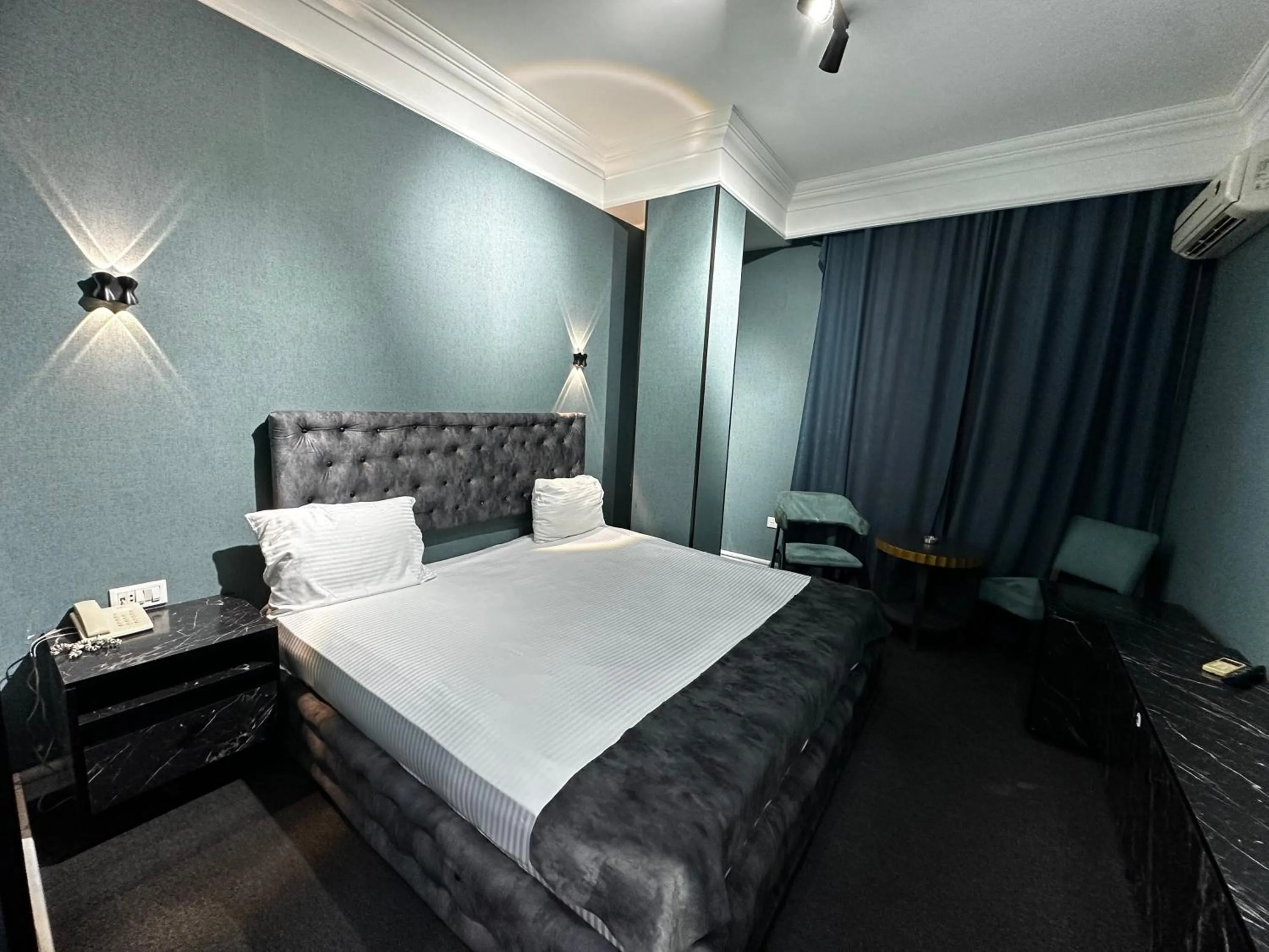 Bedroom, Bed in Amber Hotel