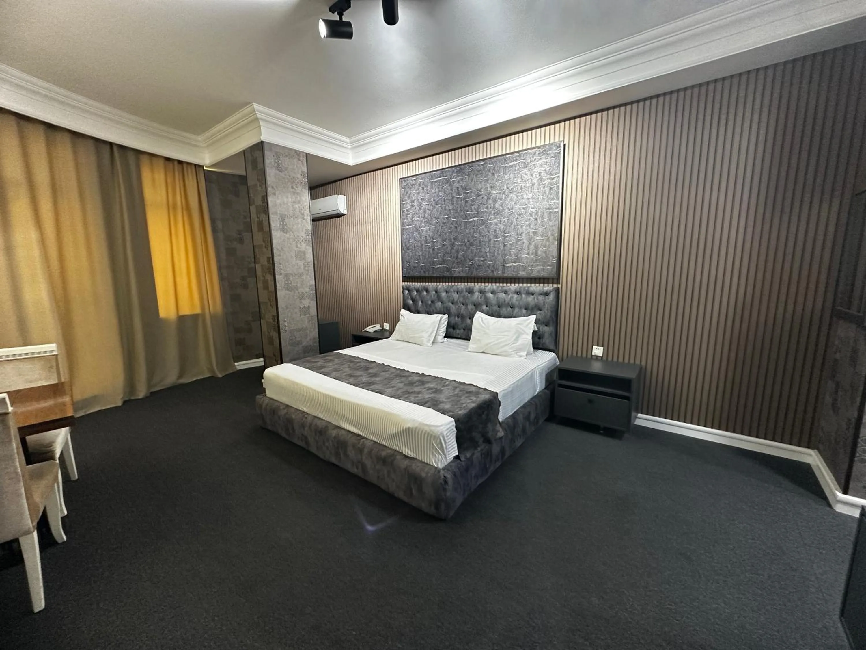 Bedroom, Bed in Amber Hotel