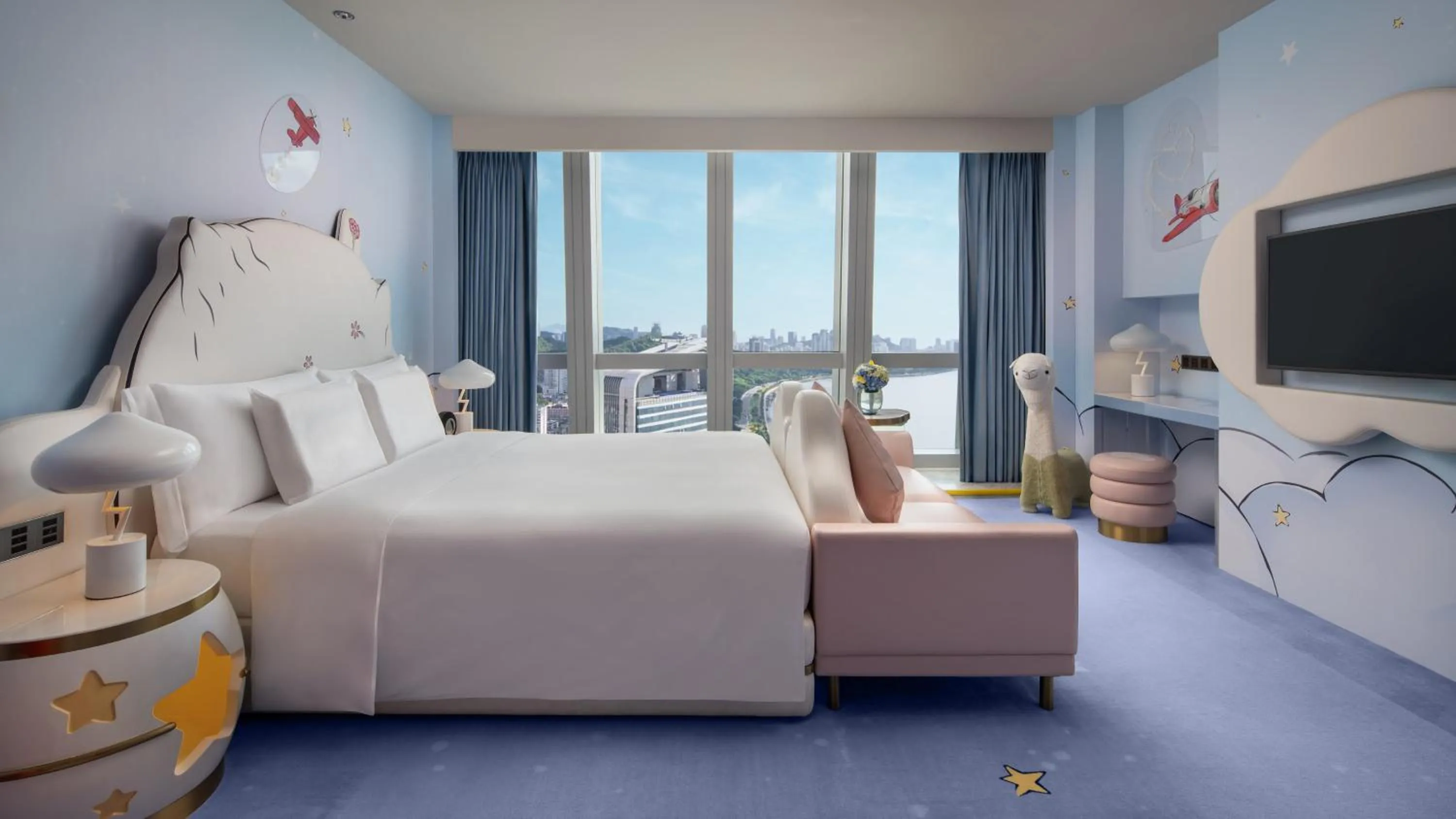 Photo of the whole room, Bed in InterContinental Zhuhai by IHG