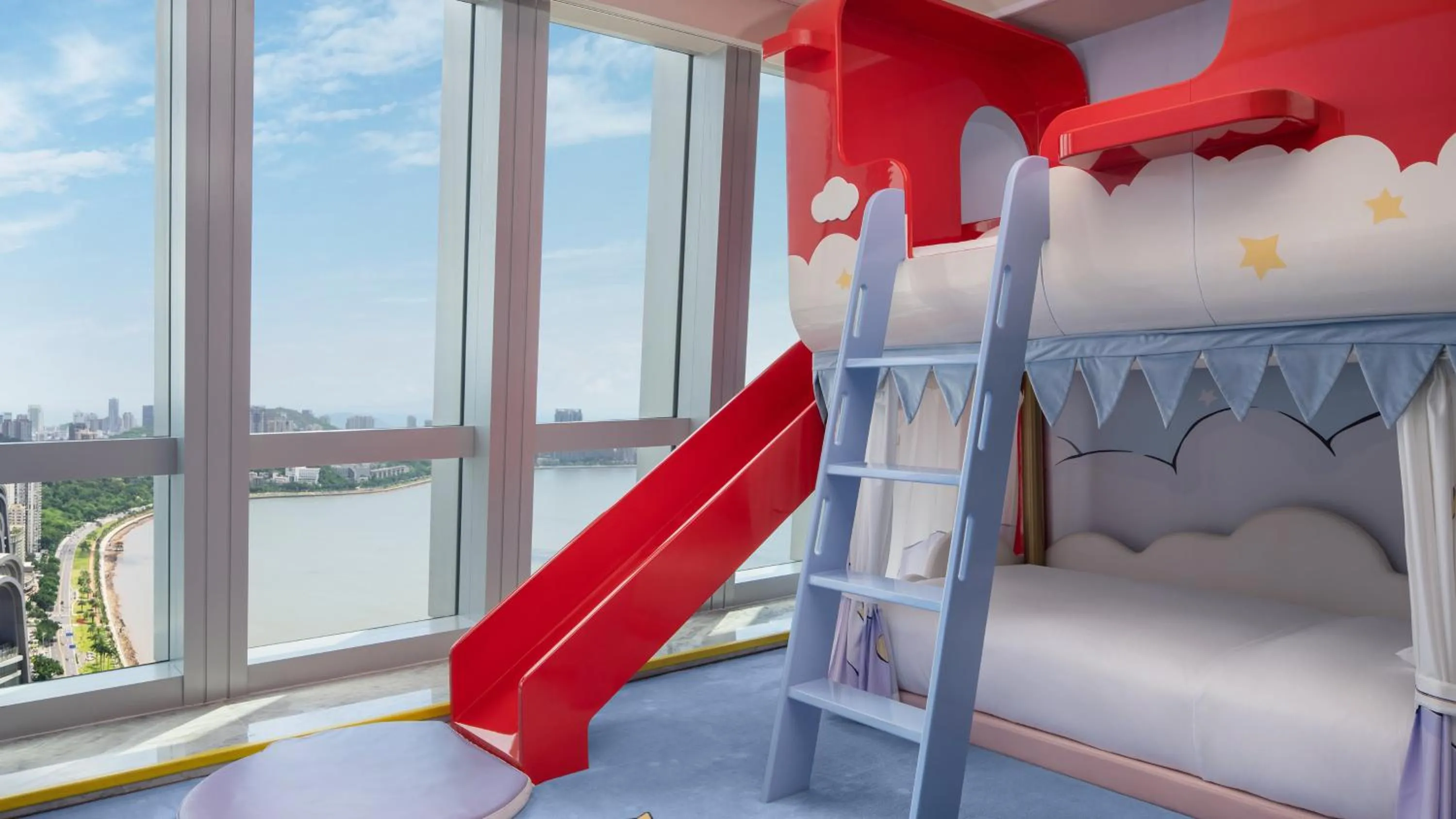 Photo of the whole room, Bed in InterContinental Zhuhai by IHG