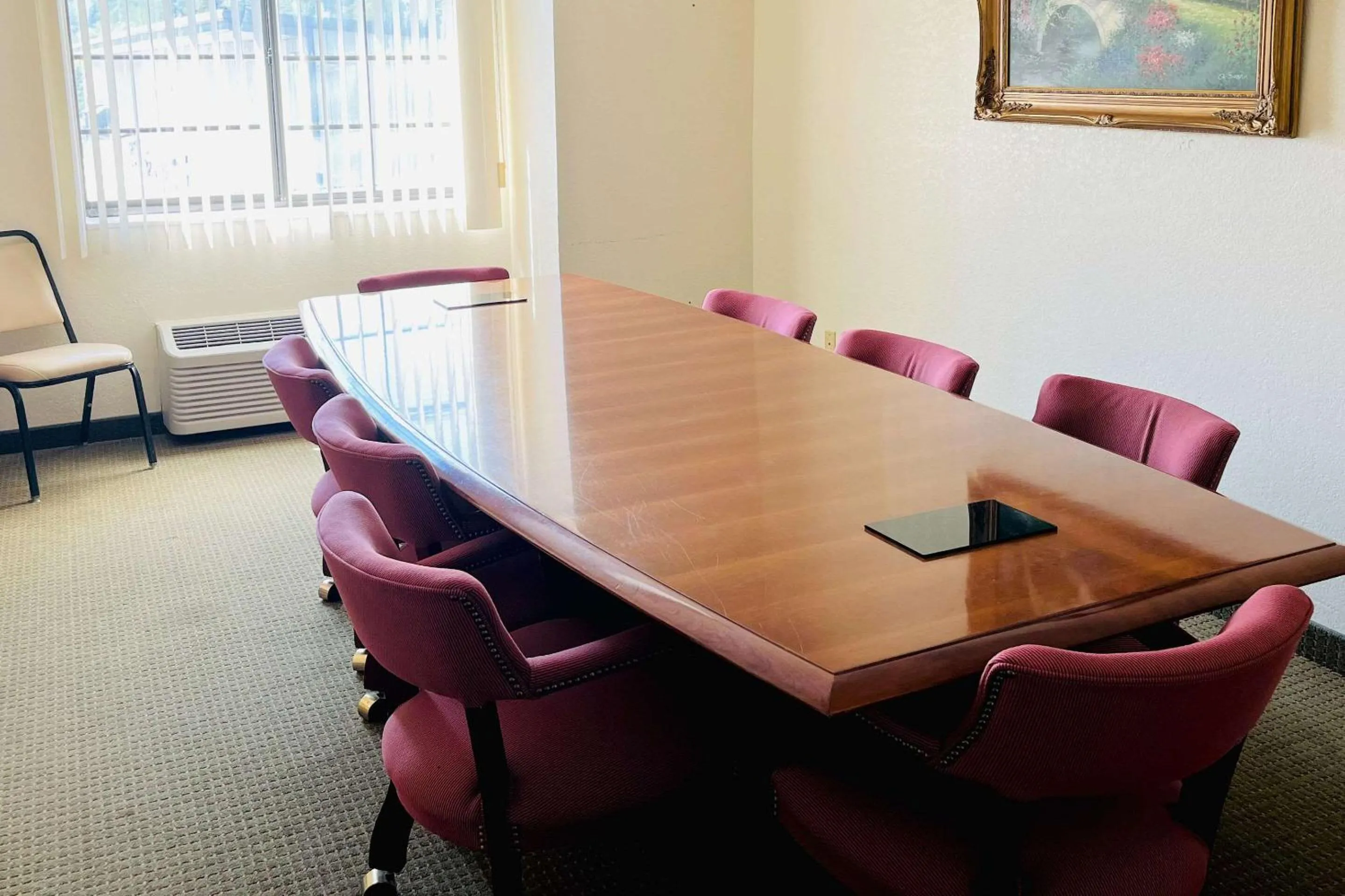 Meeting/conference room in Quality Inn & Suites Prestonsburg next to Mountain Arts Center