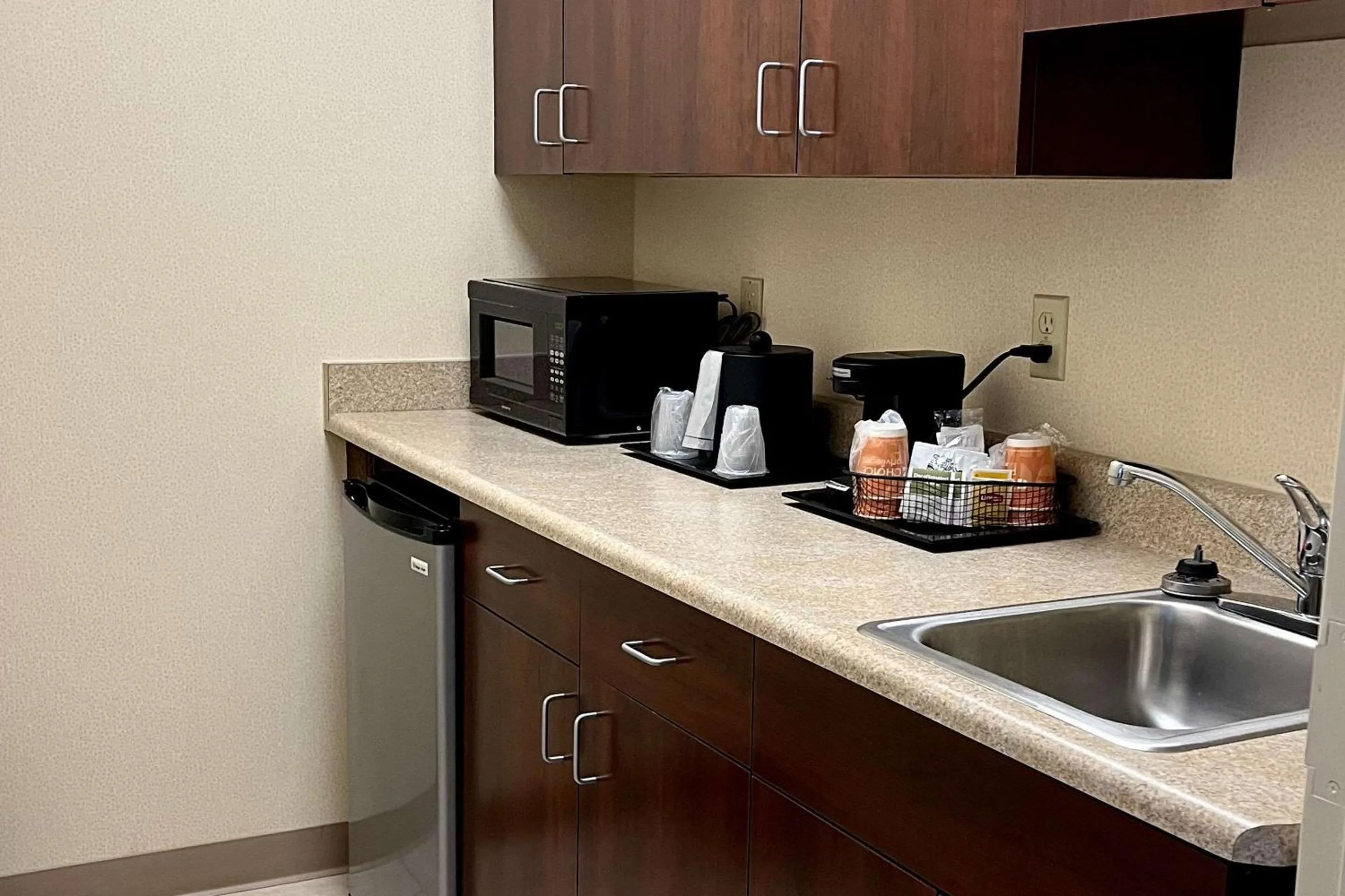 Bedroom in Quality Inn & Suites Prestonsburg next to Mountain Arts Center