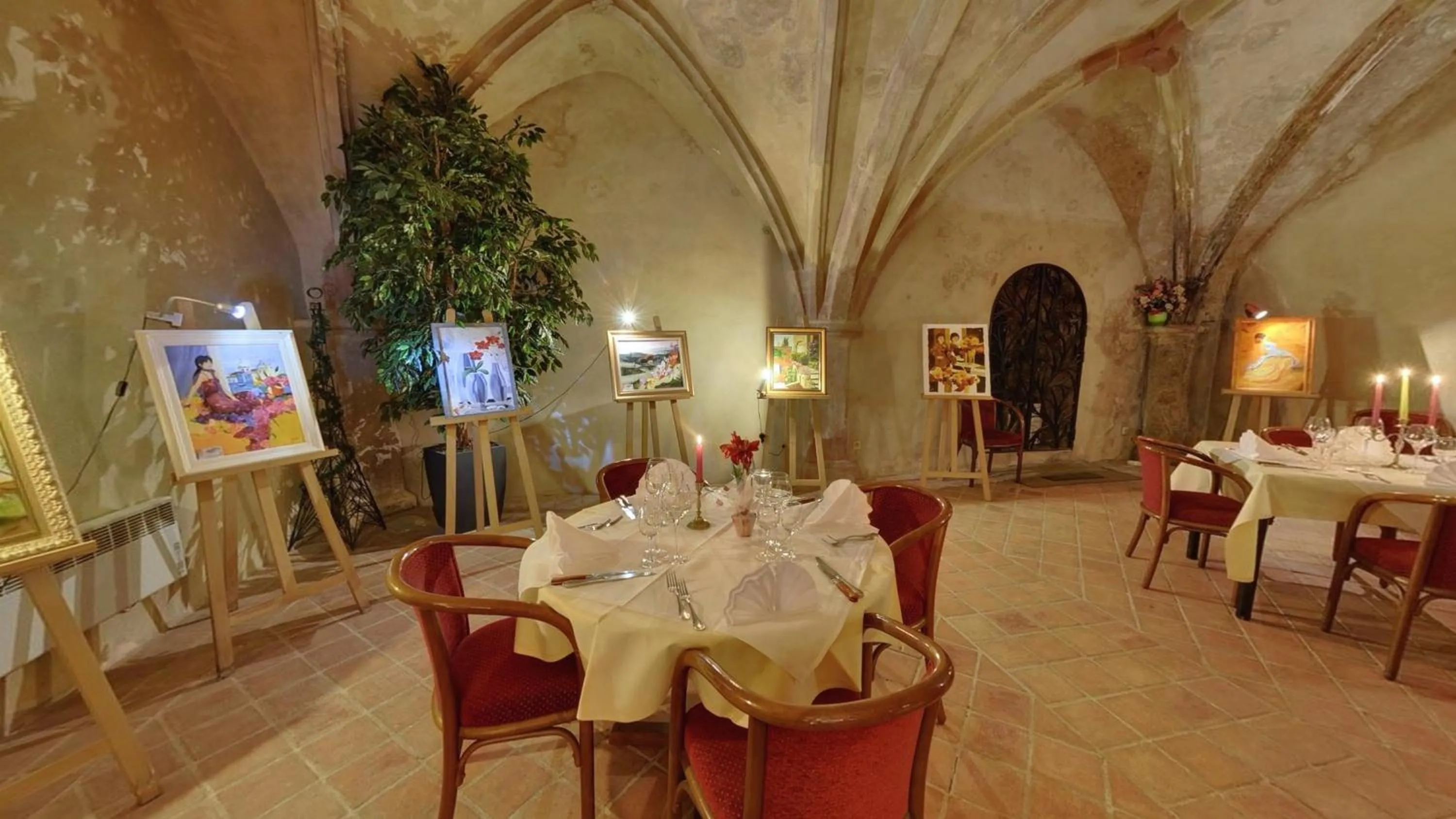 Restaurant/places to eat in Logis Hotel de Paris