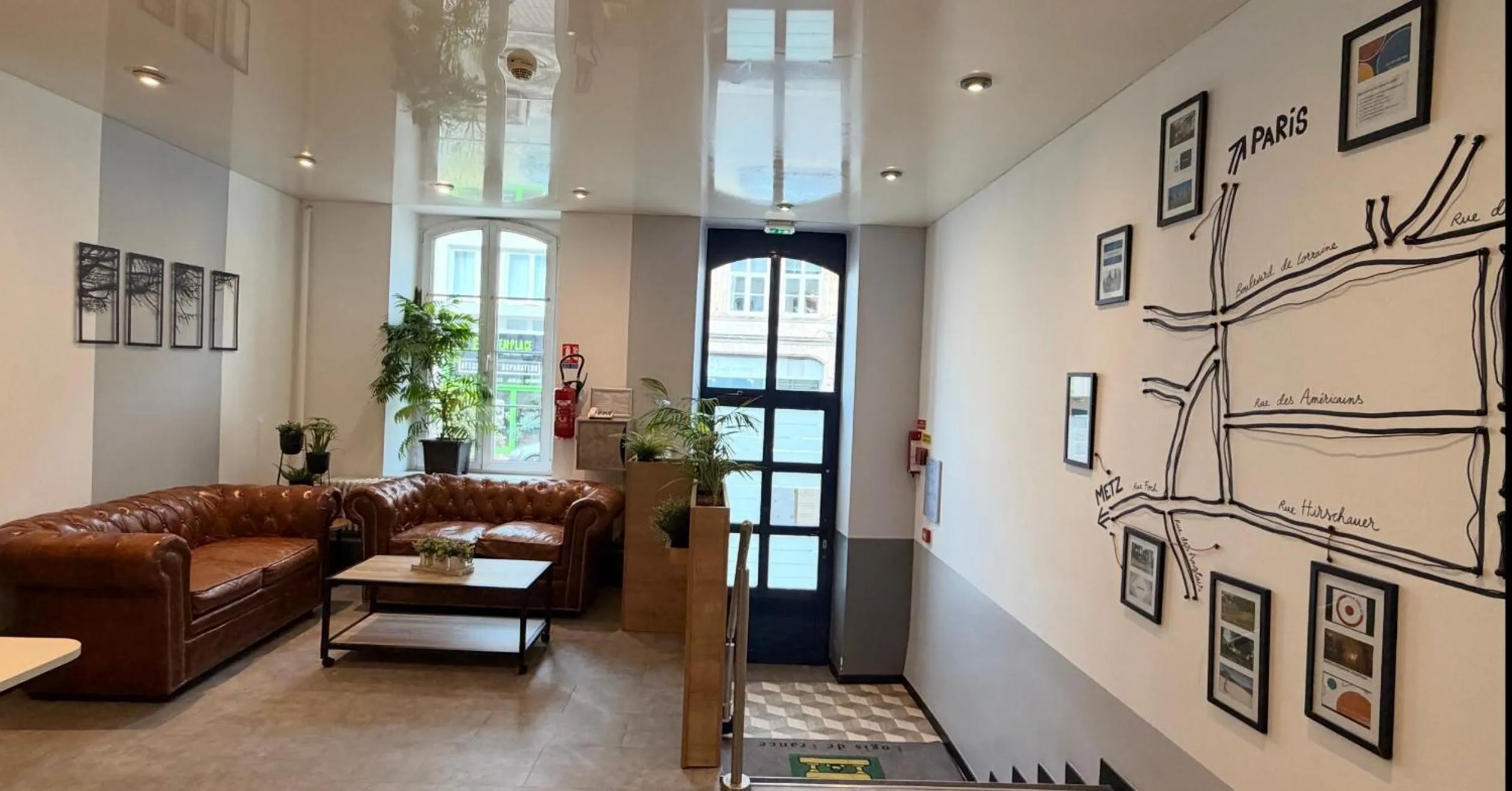 Lobby or reception in Logis Hôtel de Paris - Restaurant - Pâtisserie