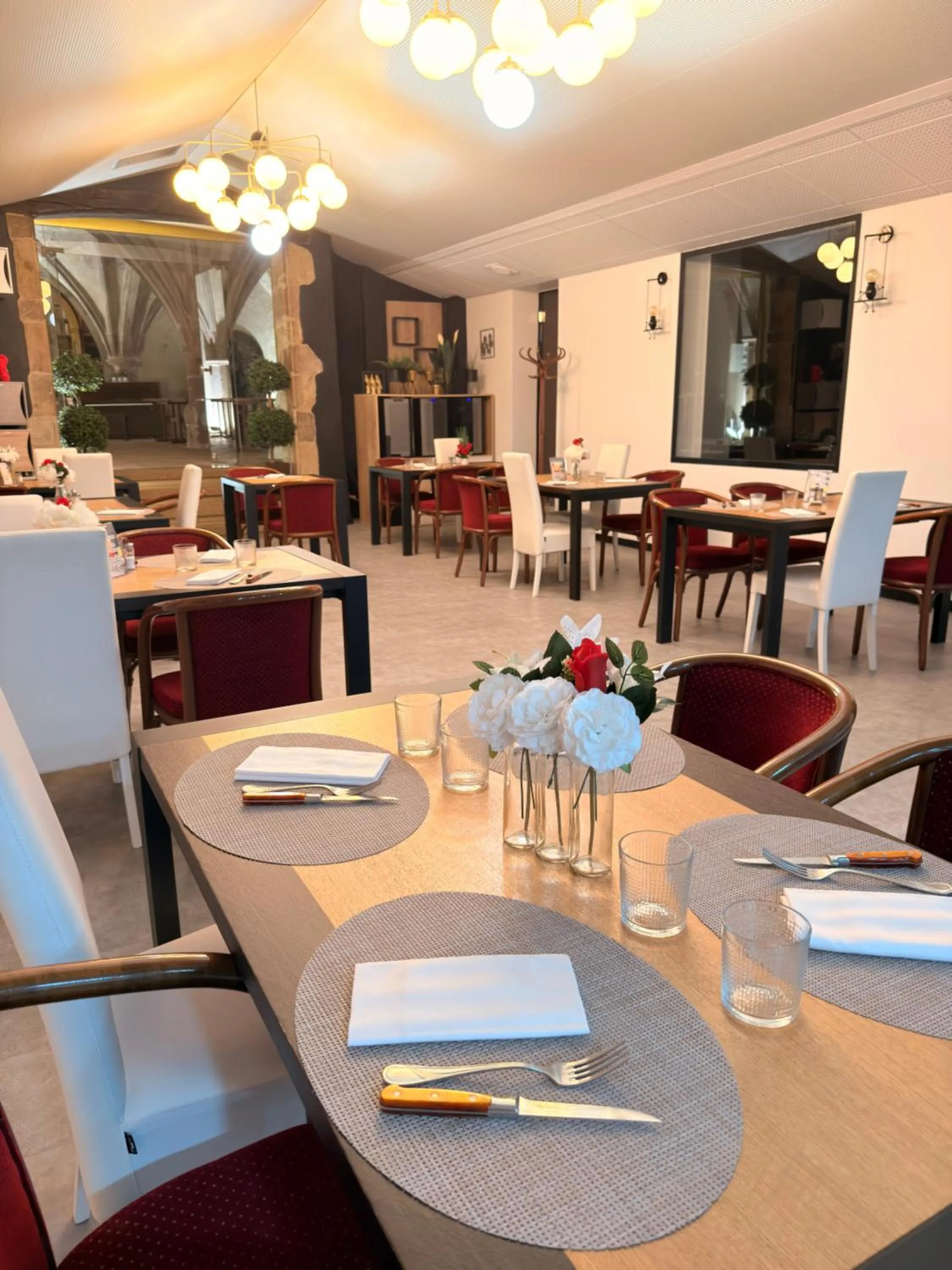 Restaurant/places to eat in Logis Hôtel de Paris - Restaurant - Pâtisserie