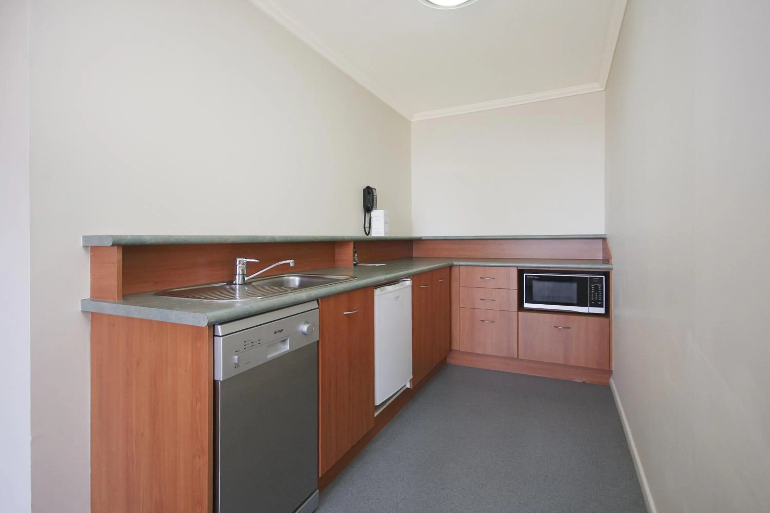 Kitchen or kitchenette in Sovereign on the Gold Coast