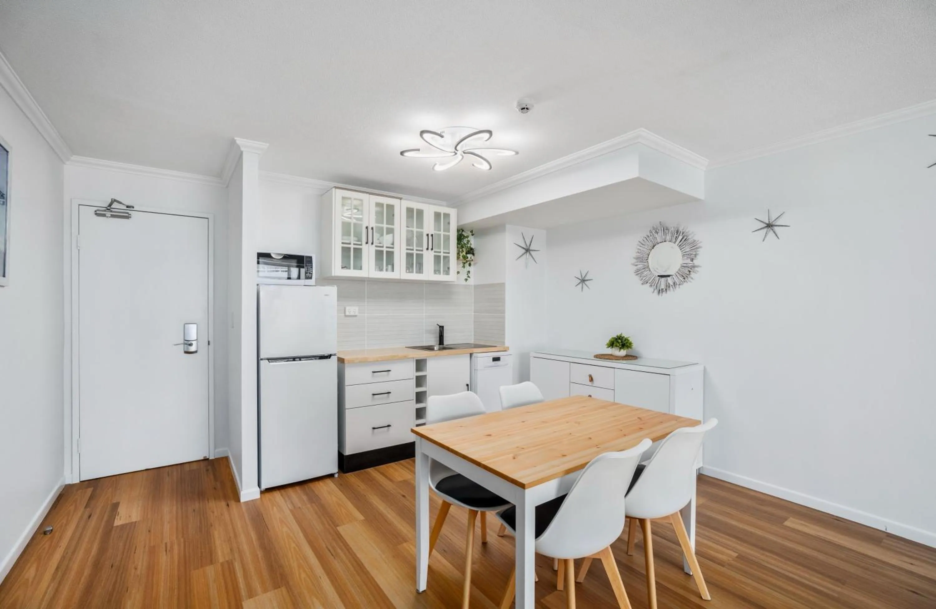 Kitchen or kitchenette in Sovereign on the Gold Coast