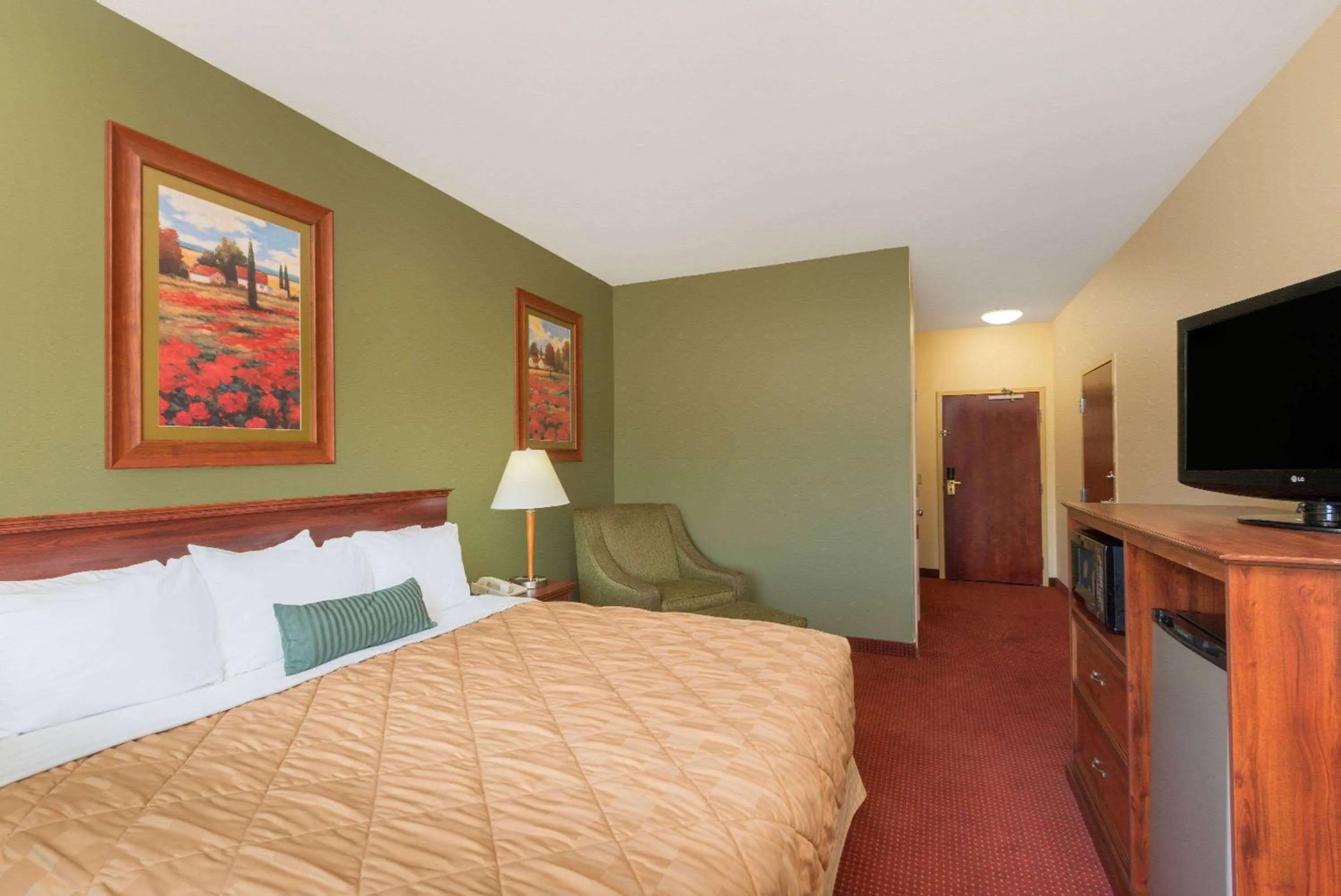 Photo of the whole room, Bed in Ramada by Wyndham Catlettsburg Ashland