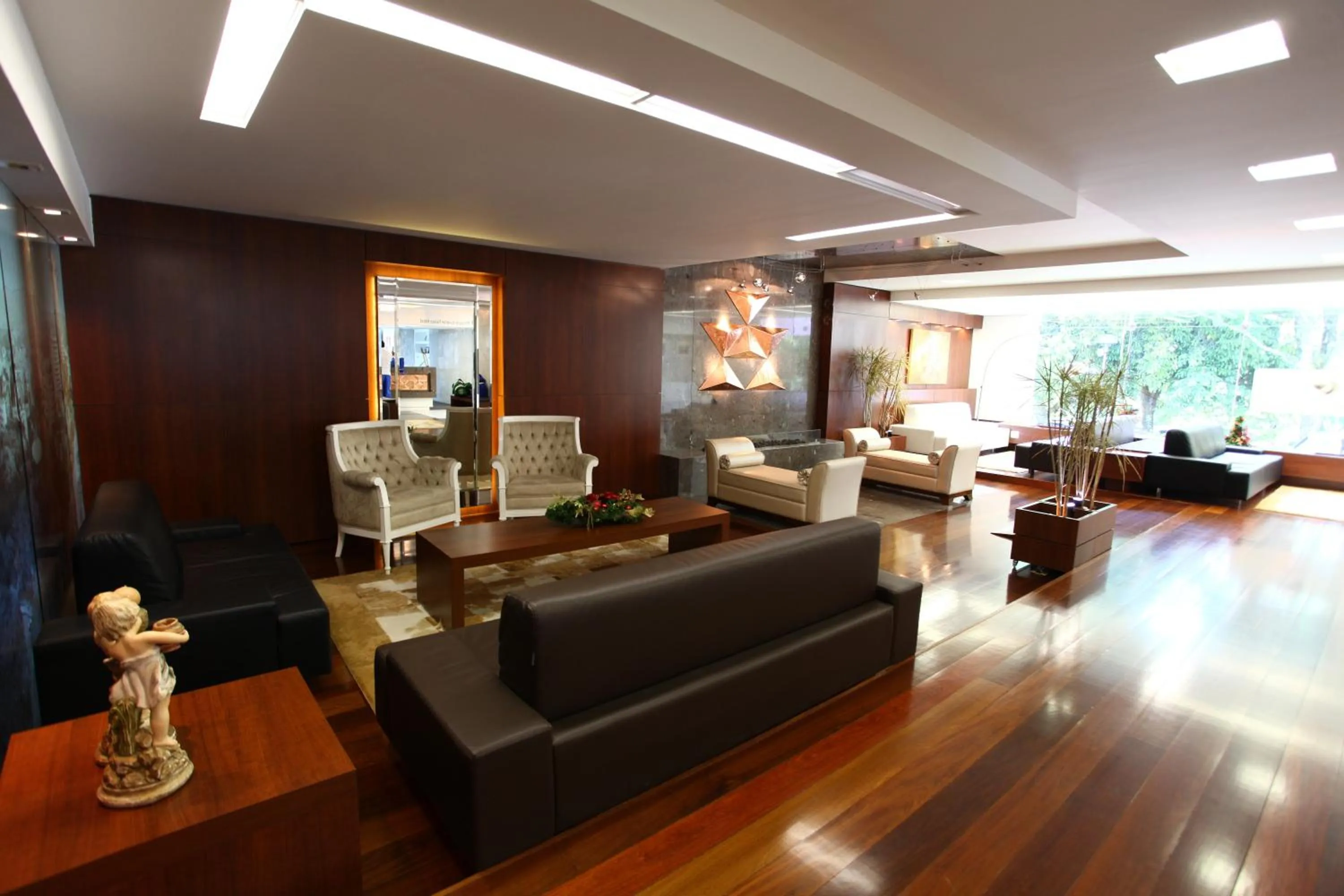 Communal lounge/ TV room in Itaimbé Palace Hotel