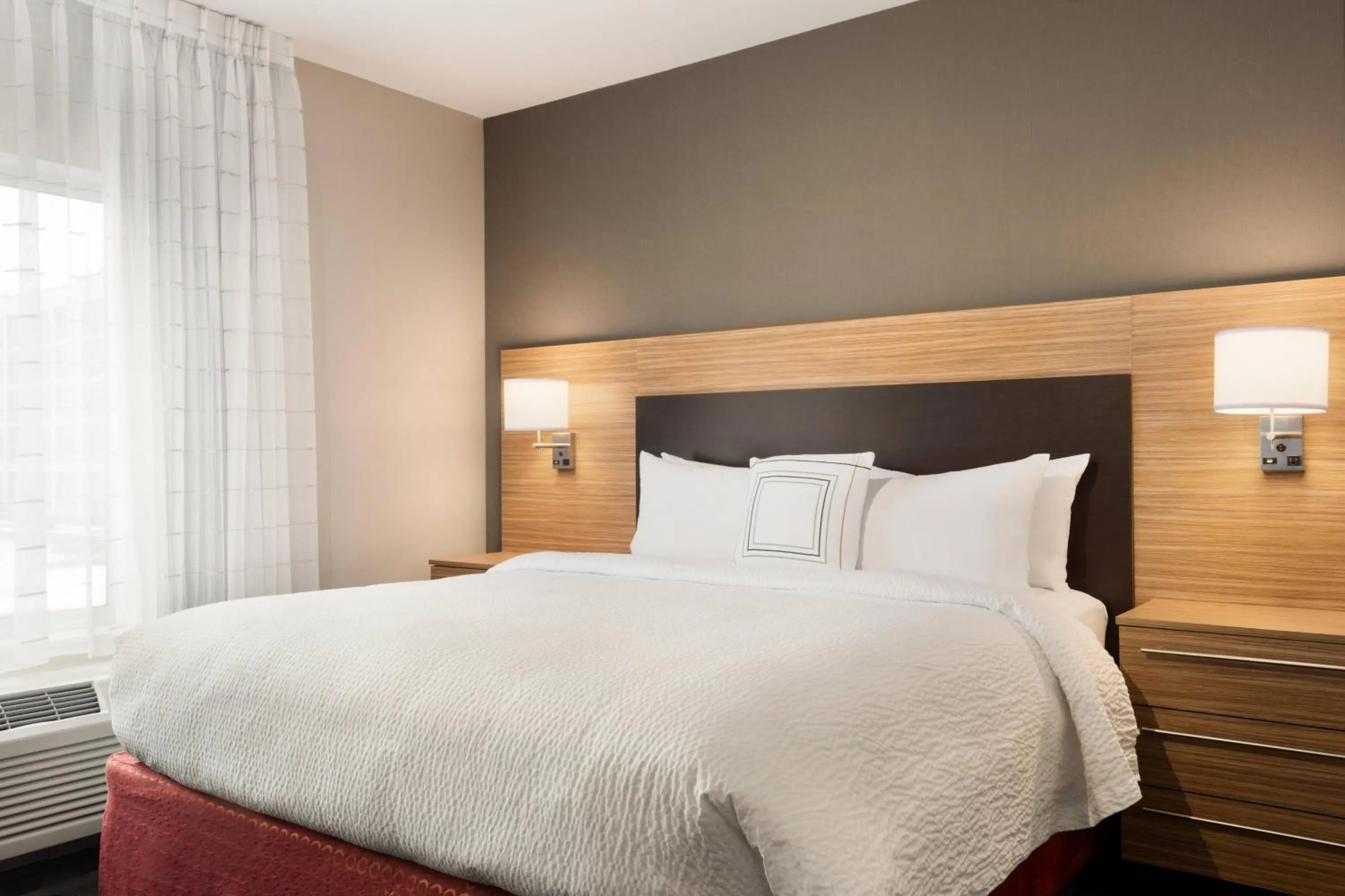 Photo of the whole room, Bed in TownePlace Suites by Marriott Dubuque Downtown